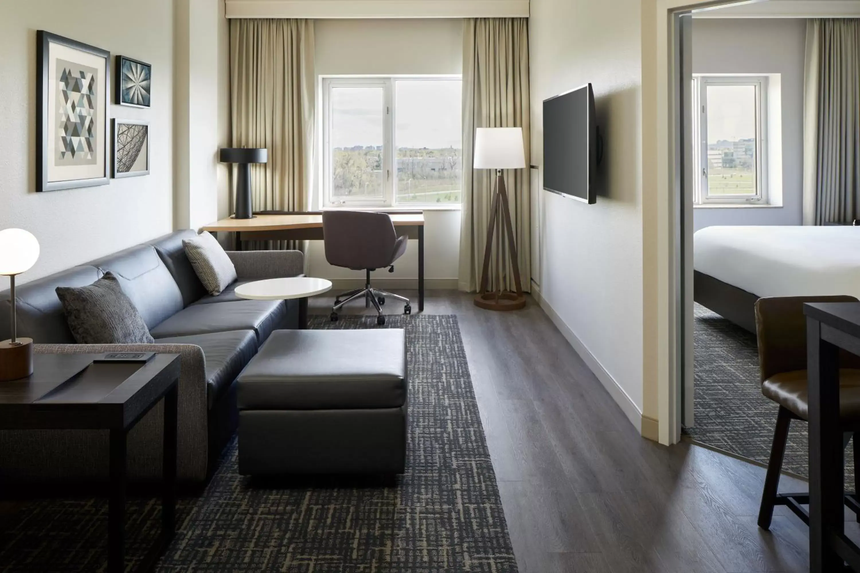 Photo of the whole room, Seating Area in Residence Inn by Marriott Montreal Airport