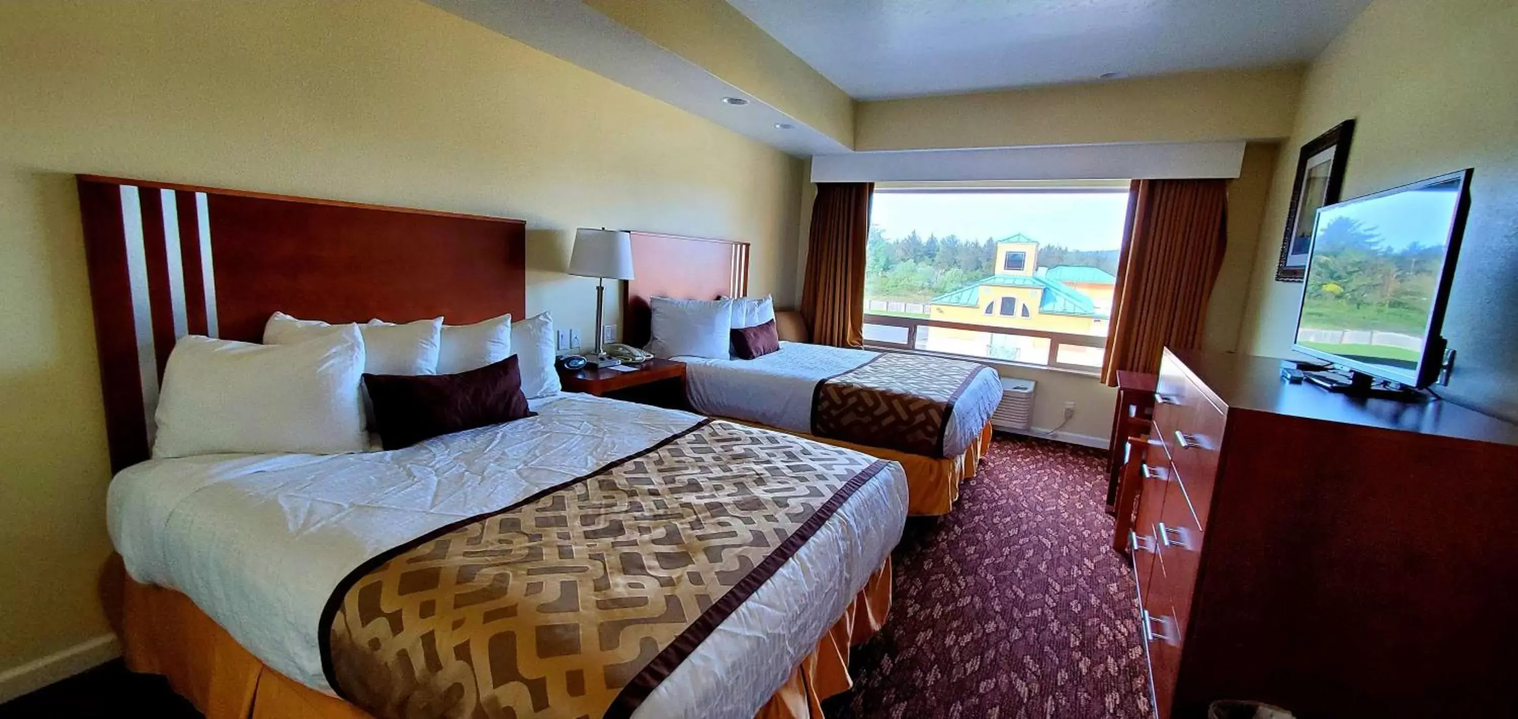 Queen Suite with Four Queen Beds in Best Western Plus Northwoods Inn Queen Suite with Four Queen Beds in Best Western Plus Northwoods Inn