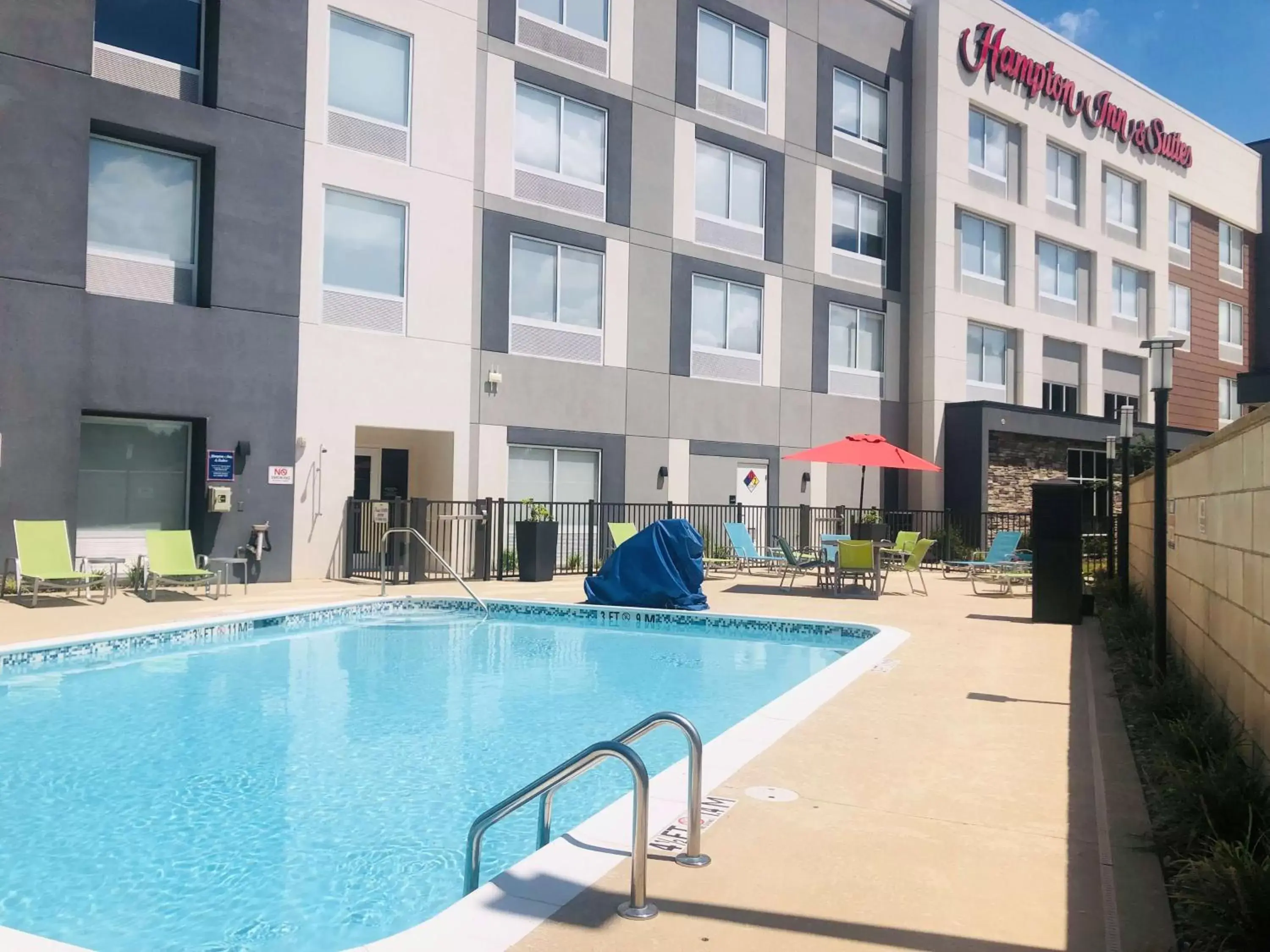 Pool view, Property Building in Hampton Inn & Suites Charlotte North I 485