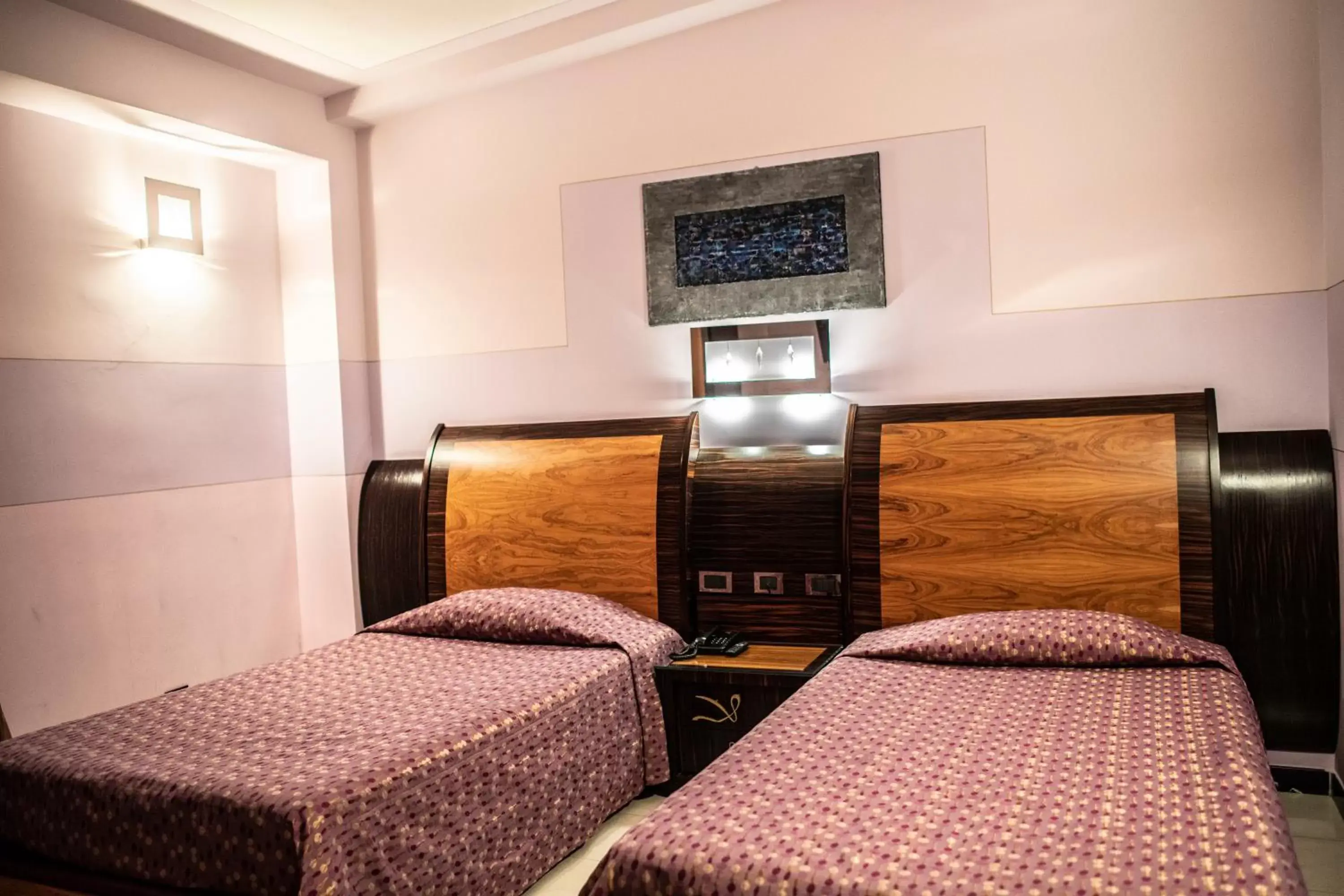 Garden view, Bed in Hotel Garibaldi Garden view, Bed in Hotel Garibaldi