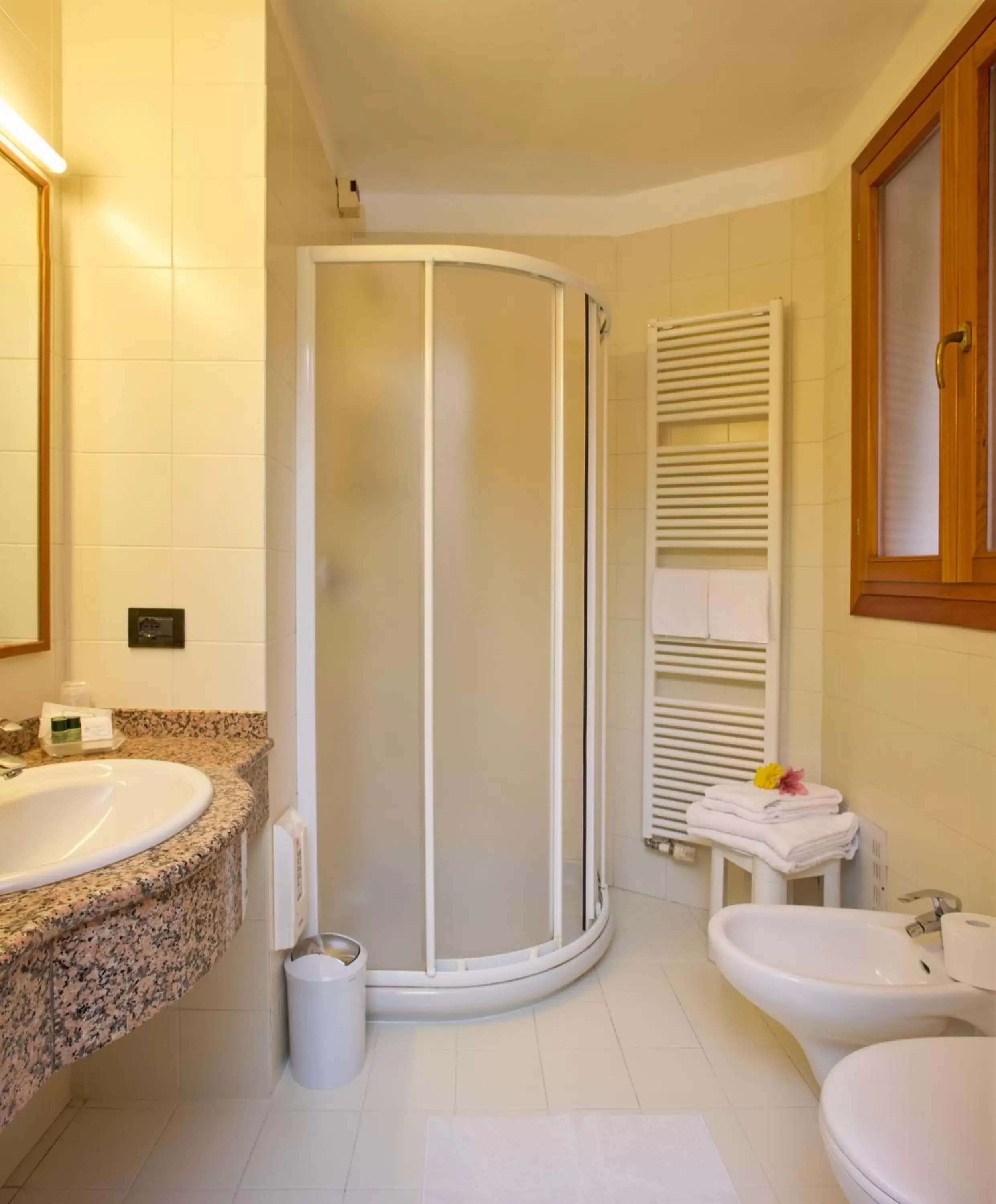 Toilet, Bathroom in Hotel Commercio & Pellegrino