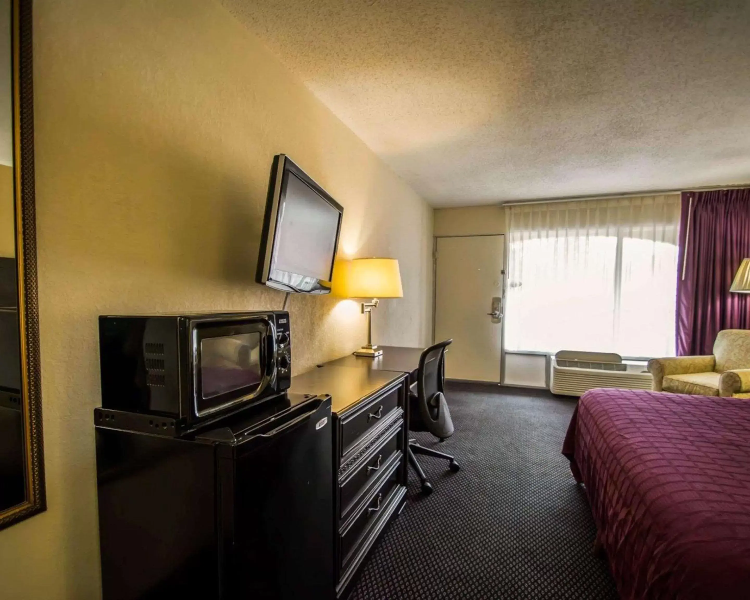 Photo of the whole room, TV/Entertainment Center in Quality Inn Alachua - Gainesville Area