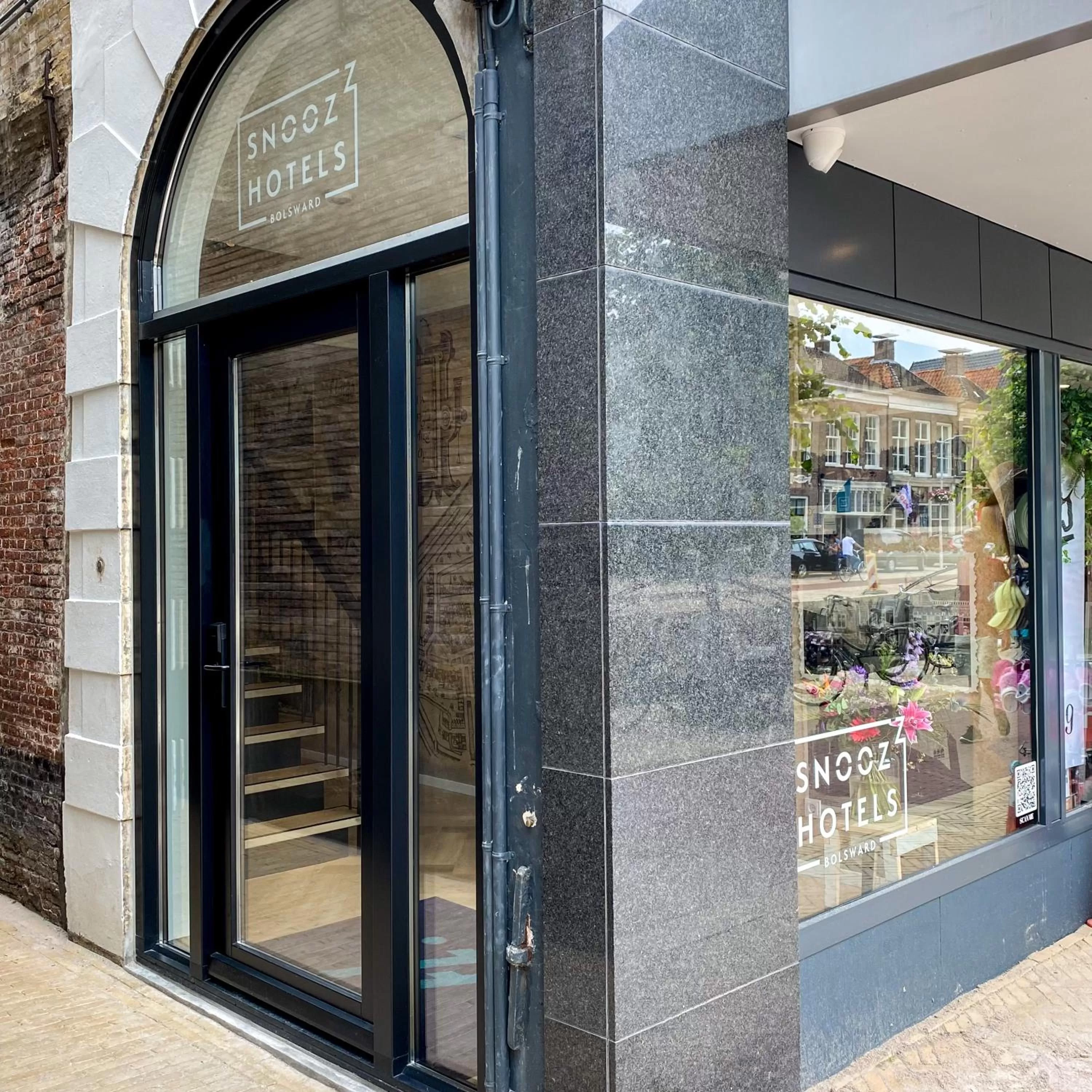 Property building in Snoozz Hotels Bolsward Boutique hotel zonder receptie met digitale sleutel