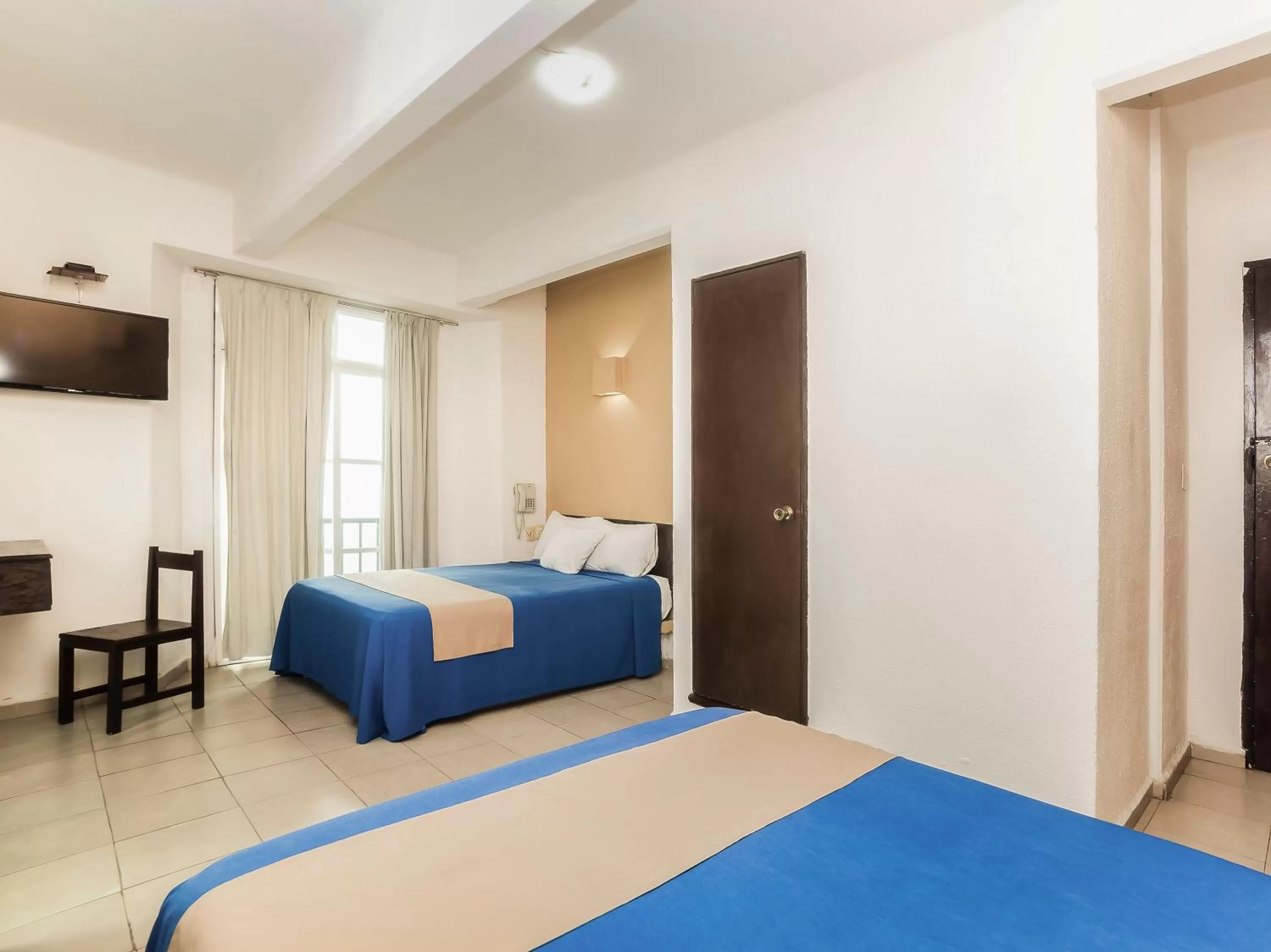 Communal lounge/ TV room, Bed in Hotel Trianon