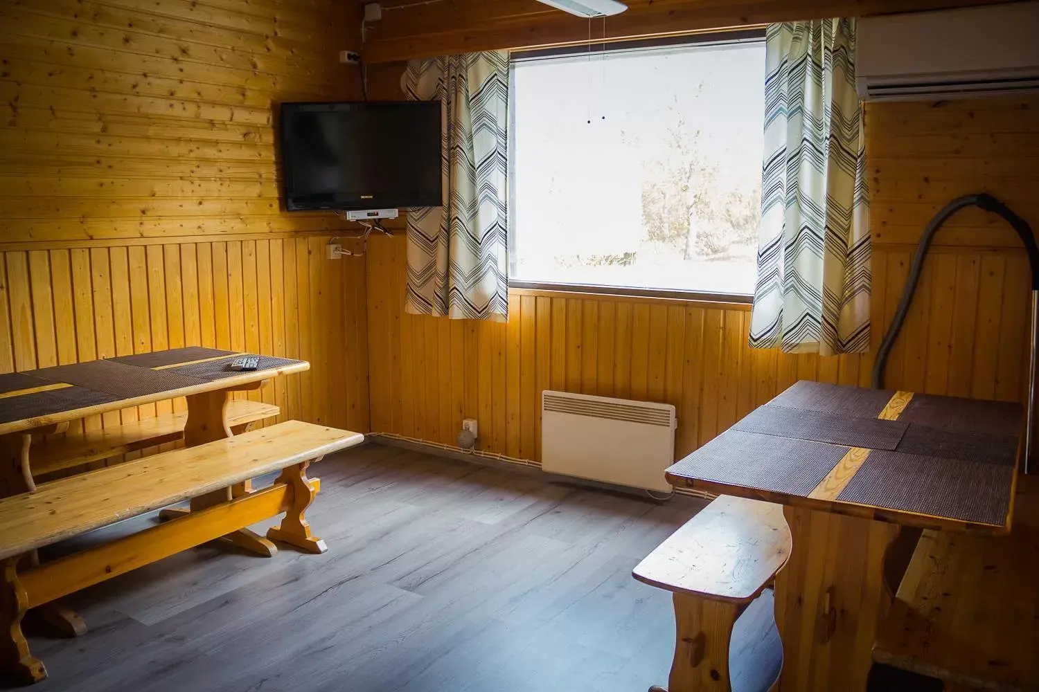 Kitchen or kitchenette, TV/Entertainment Center in Motelli Rovaniemi