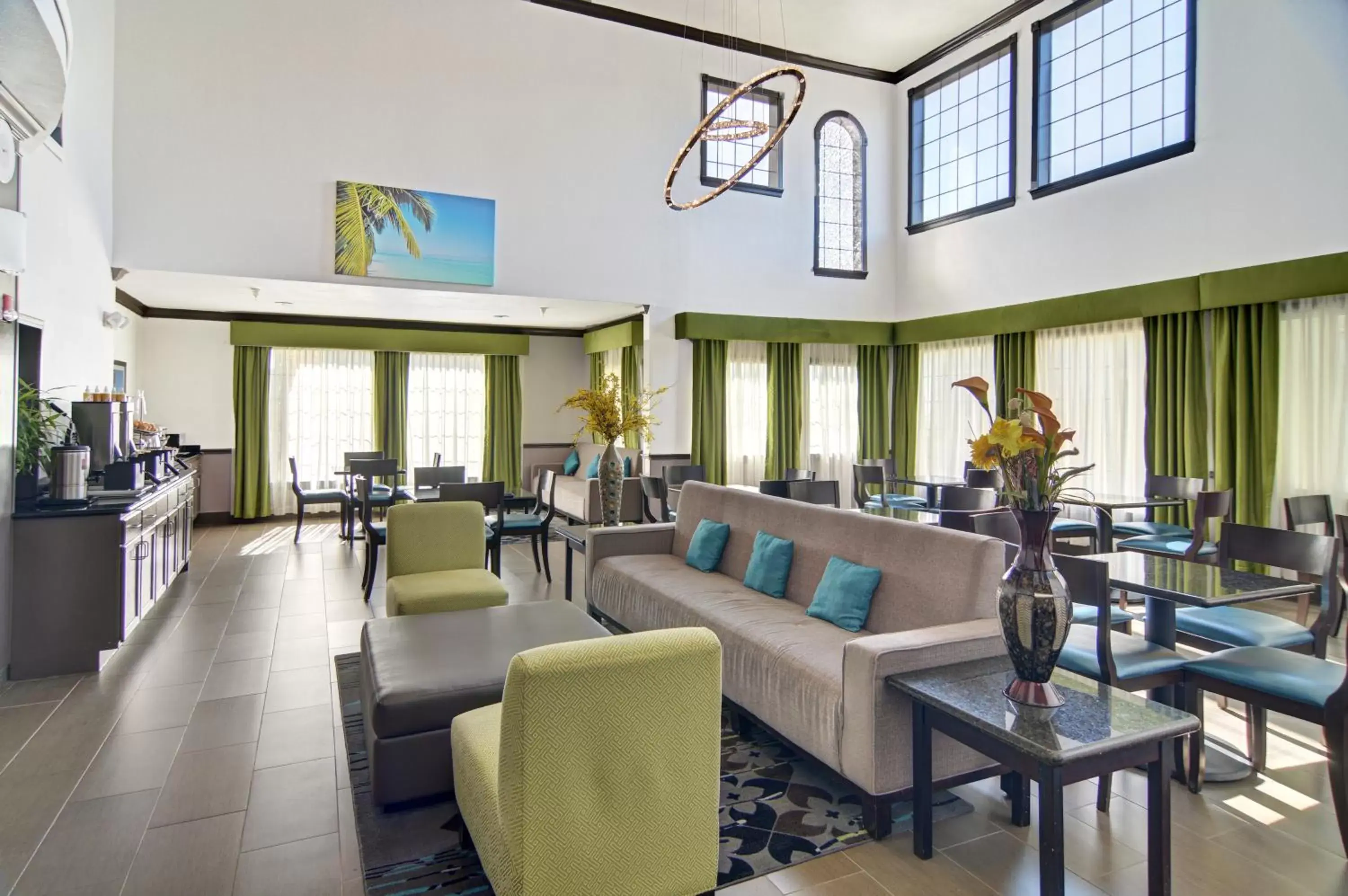 Communal lounge/ TV room in Comfort Inn & Suites Beachfront