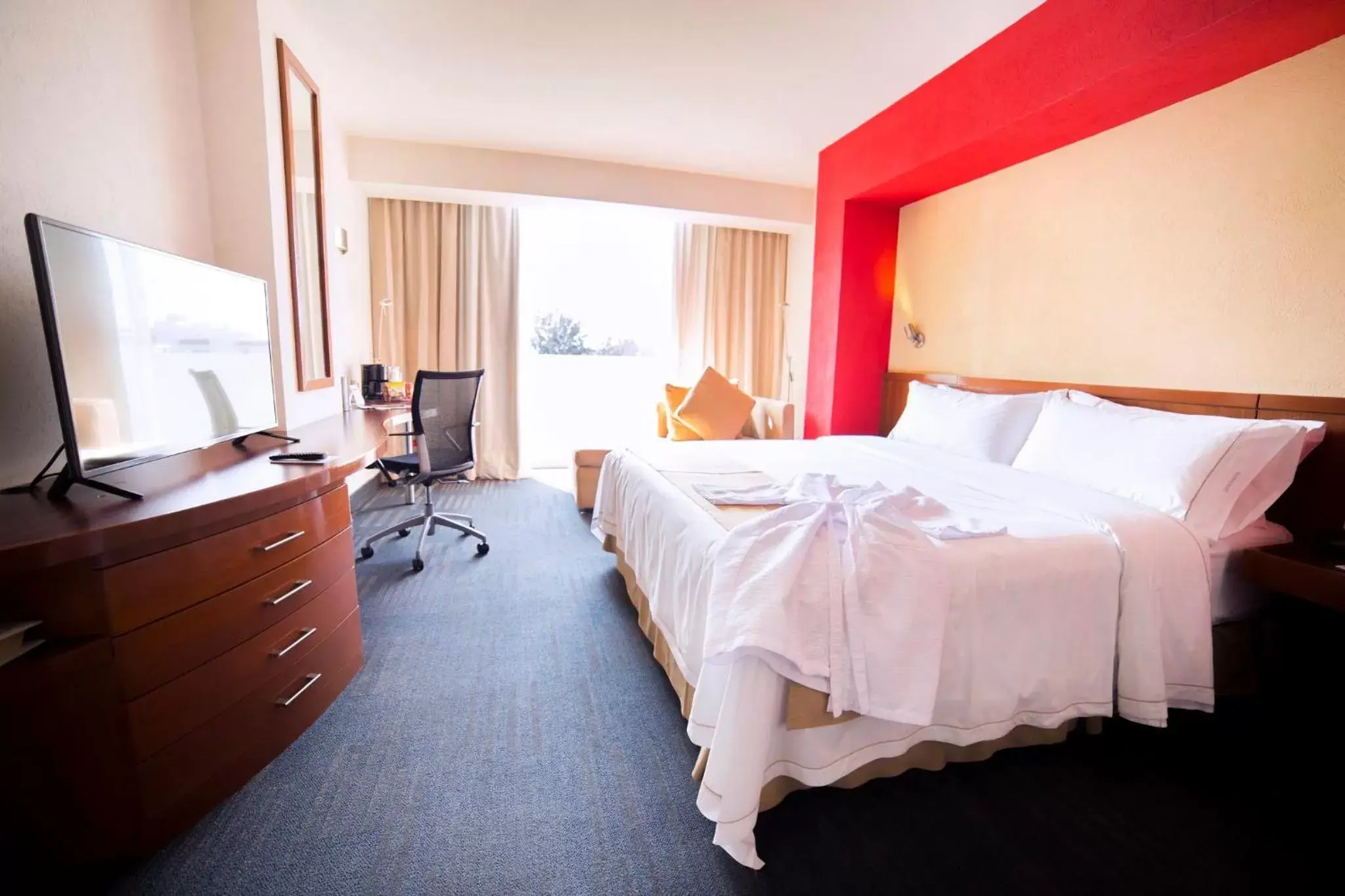 Photo of the whole room, Bed in Holiday Inn Express Guadalajara Expo, an IHG Hotel