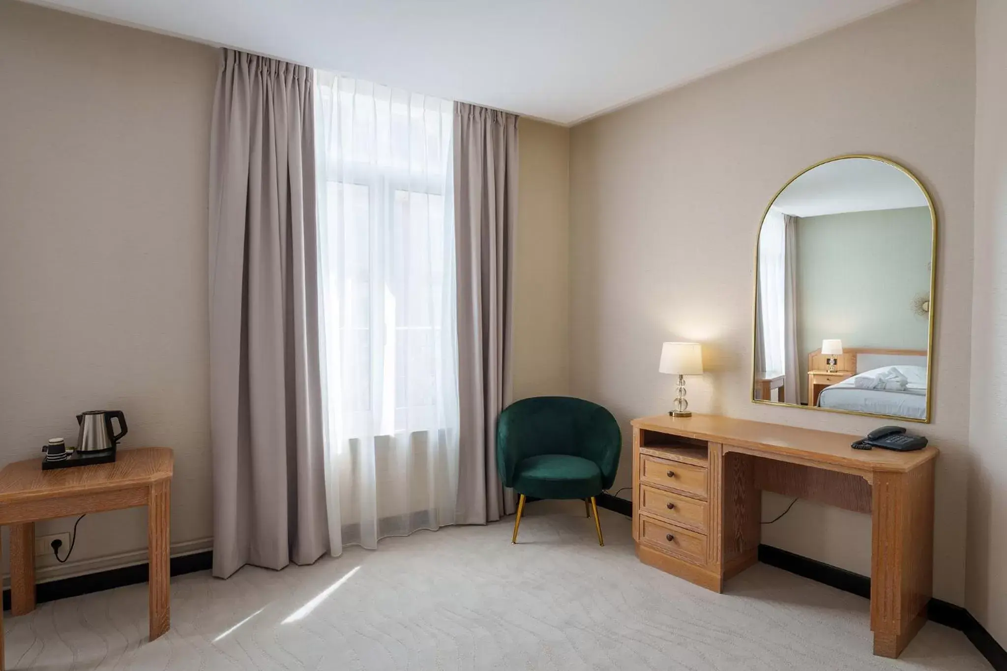 Bedroom, Bed in Hôtel Le Picardy