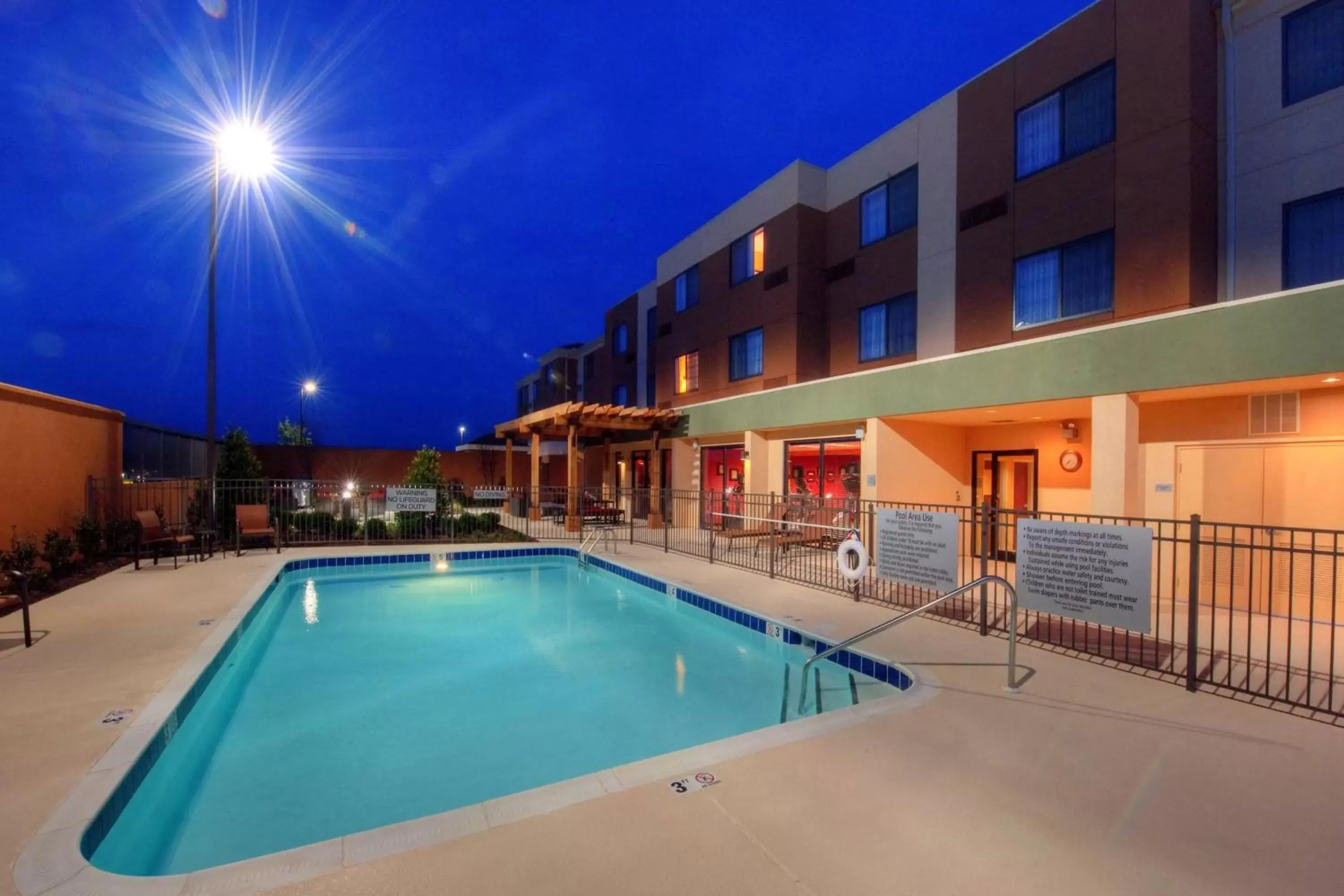 Swimming Pool in Courtyard by Marriott Johnson City