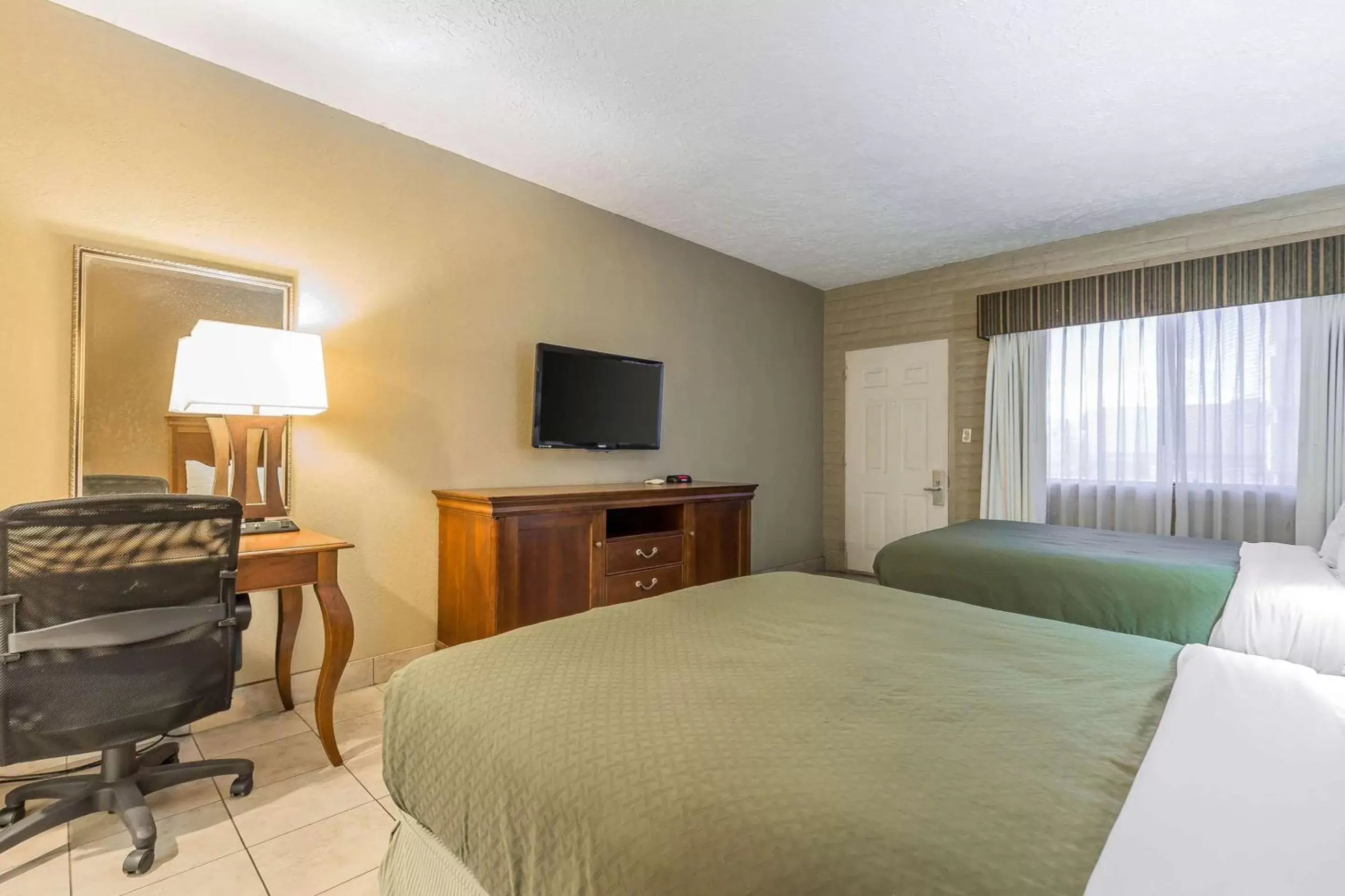 Photo of the whole room, Bed in Quality Inn Washington - St George North