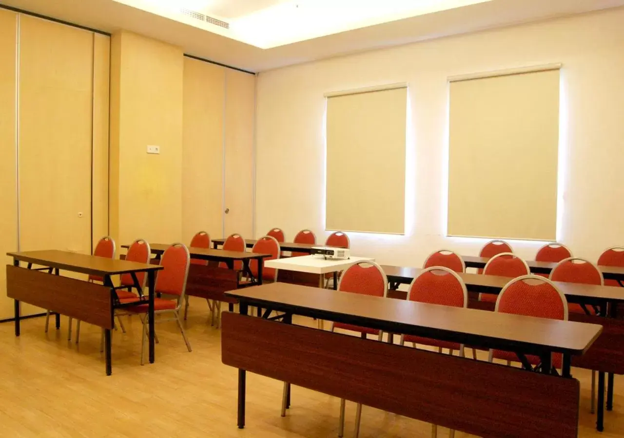 Business facilities in Zest Hotel Jemursari