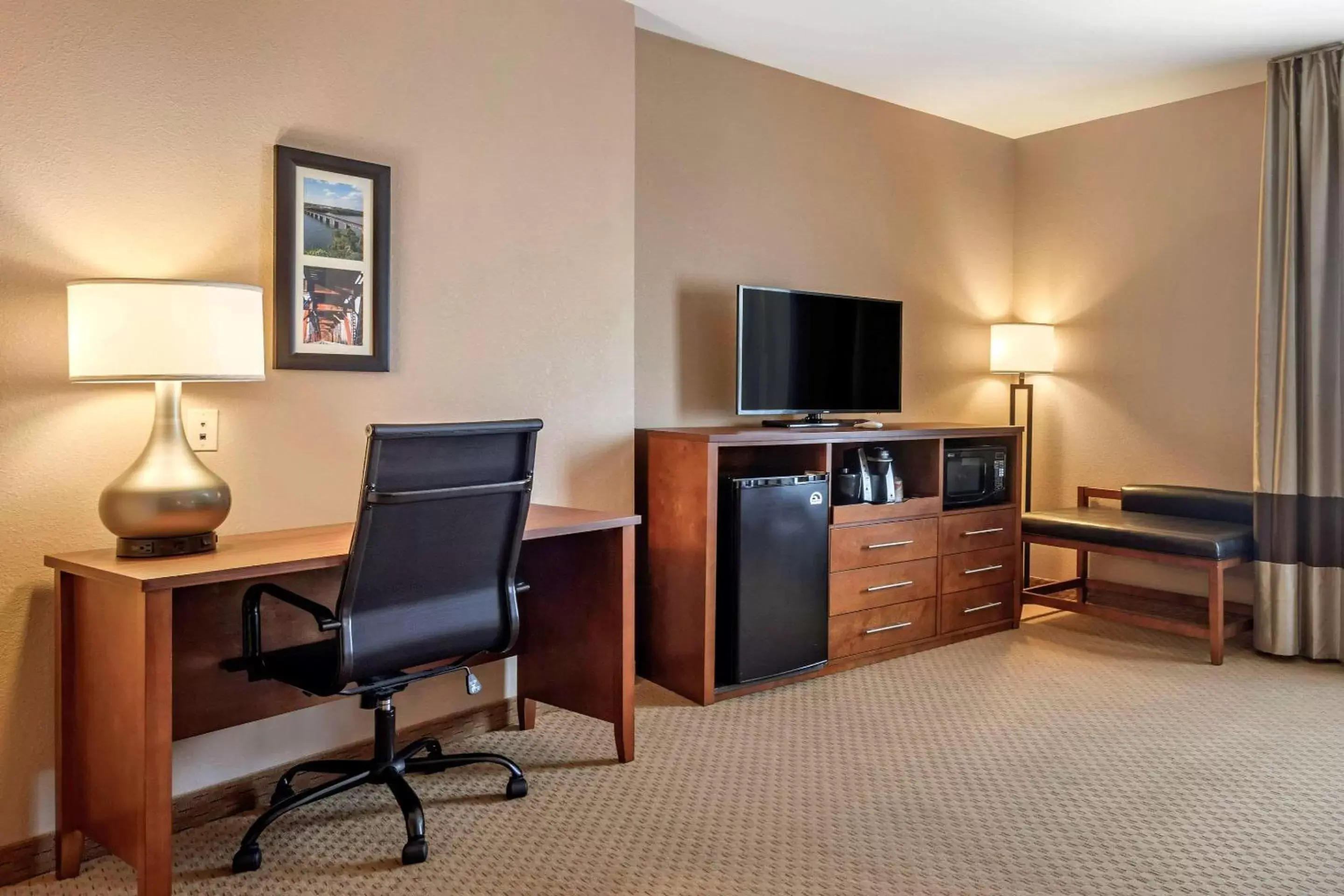 Photo of the whole room, TV/Entertainment Center in Comfort Suites Florence Shoals Area