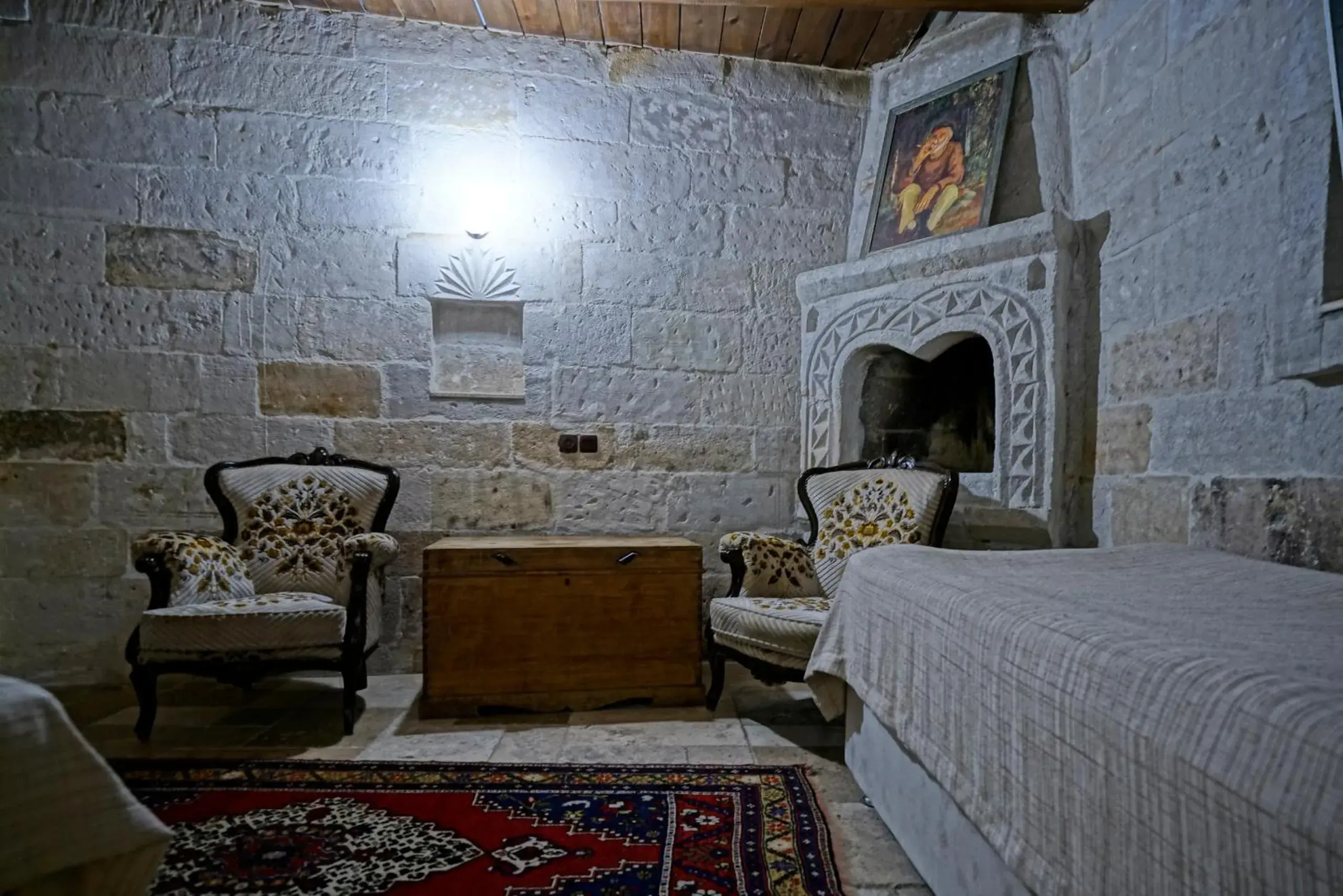 Bedroom, Seating Area in Holiday Cave Hotel