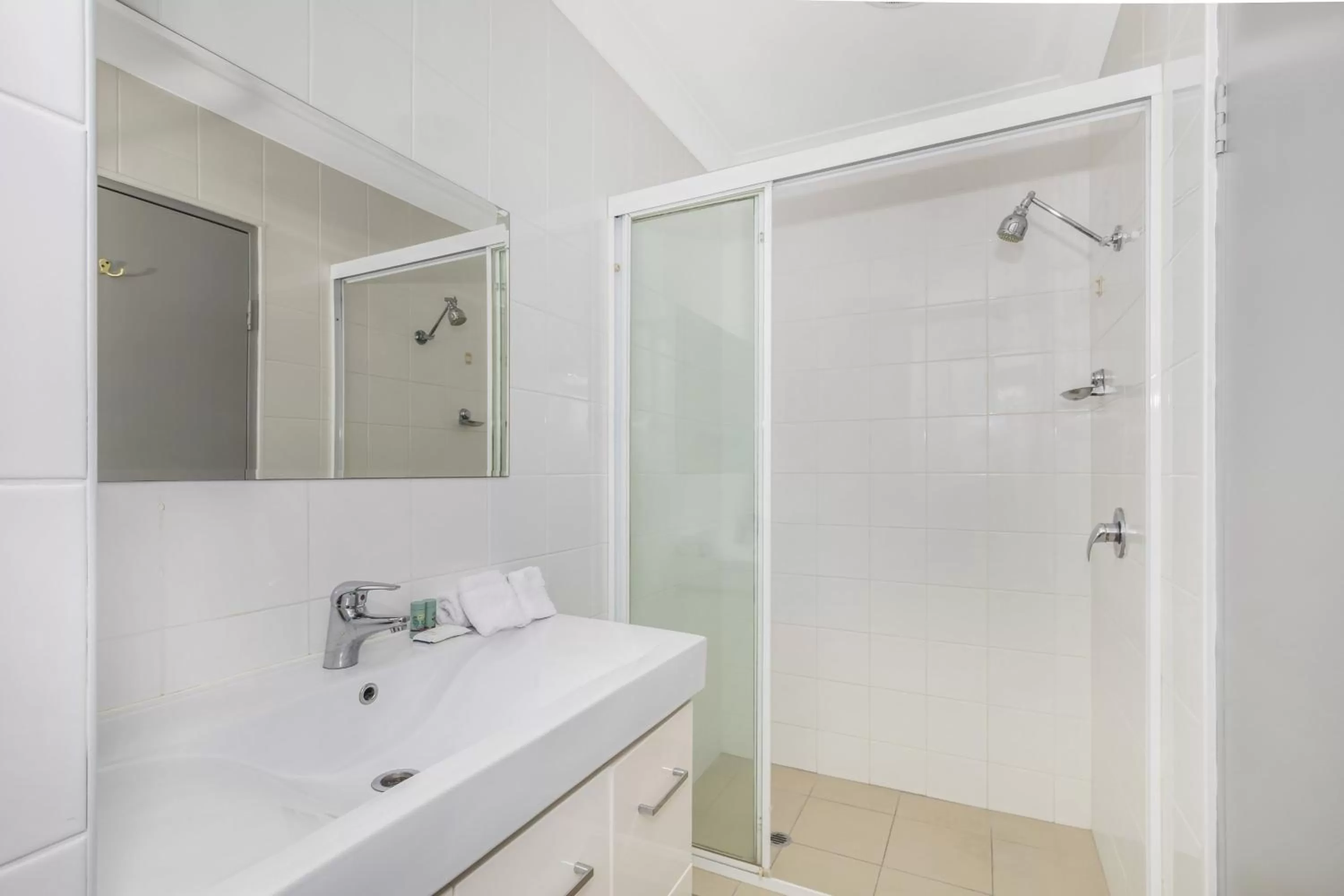 Bathroom in Best Western Airport 85 Motel