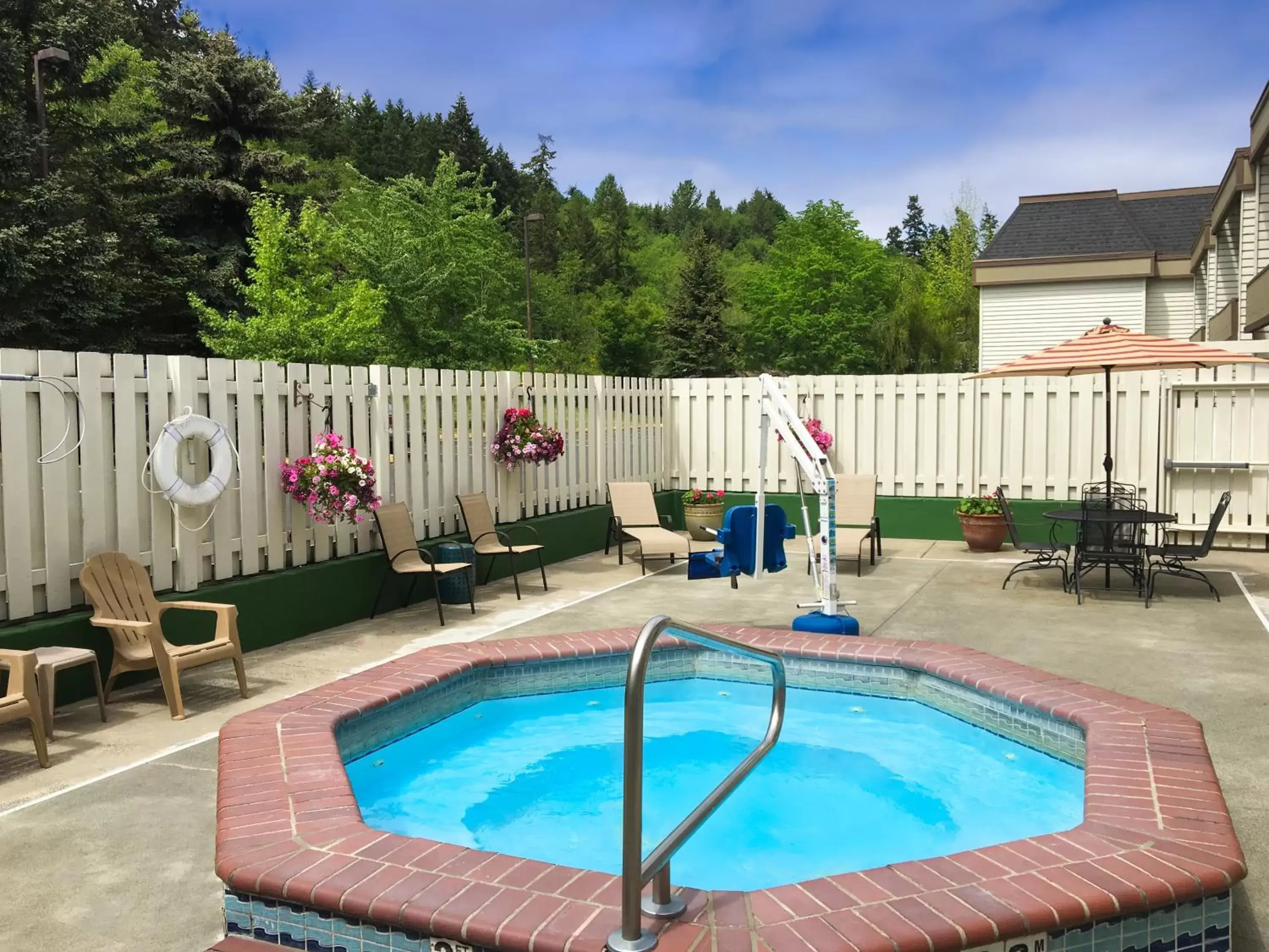 Balcony/Terrace, Swimming Pool in GuestHouse Inn & Suites Poulsbo