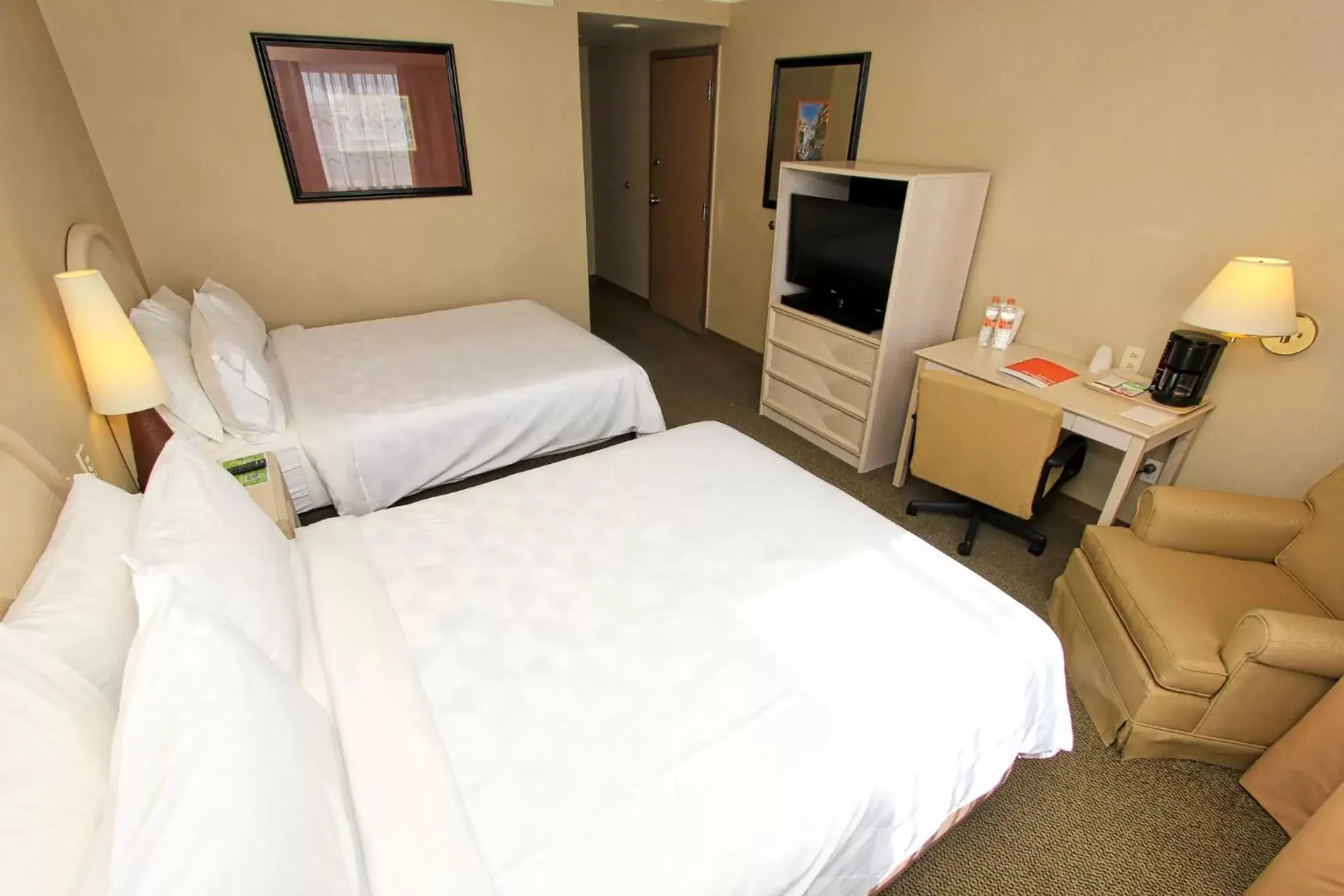 Photo of the whole room, Bed in Holiday Inn Leon-Convention Center, an IHG Hotel