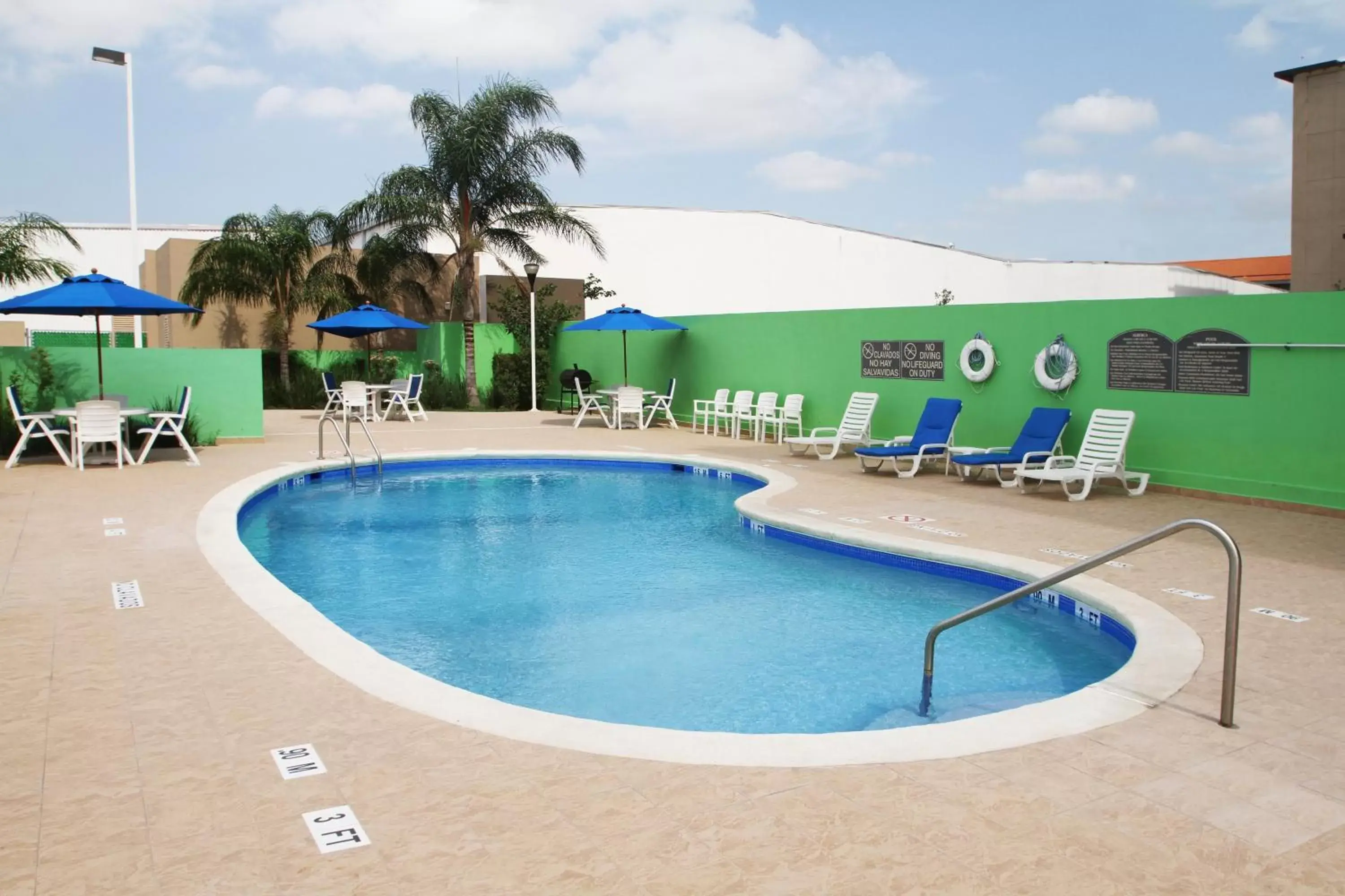 Swimming Pool in Holiday Inn Express & Suites Monterrey Aeropuerto, an IHG Hotel