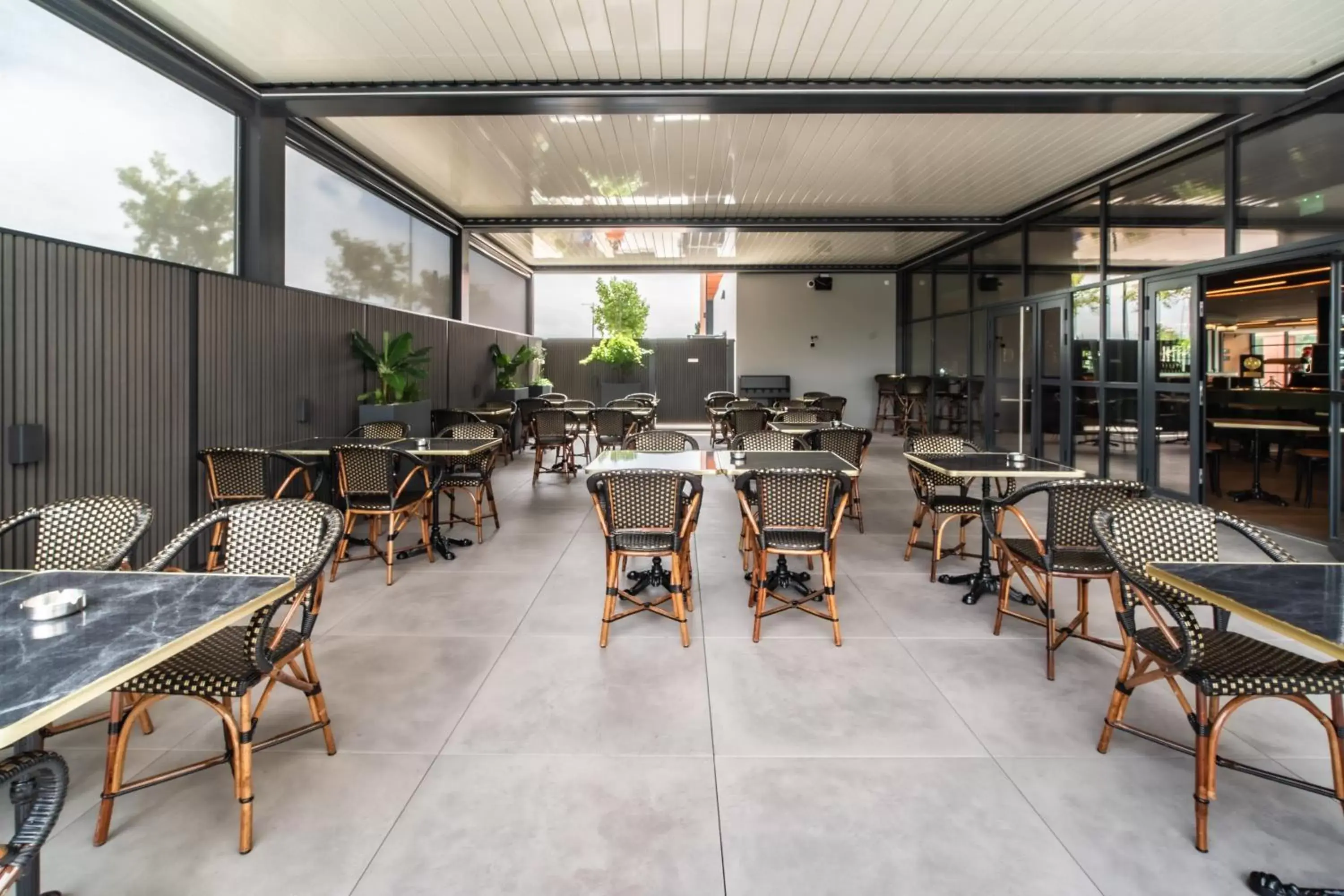 Patio, Restaurant/Places to Eat in ibis Styles Castelnaudary