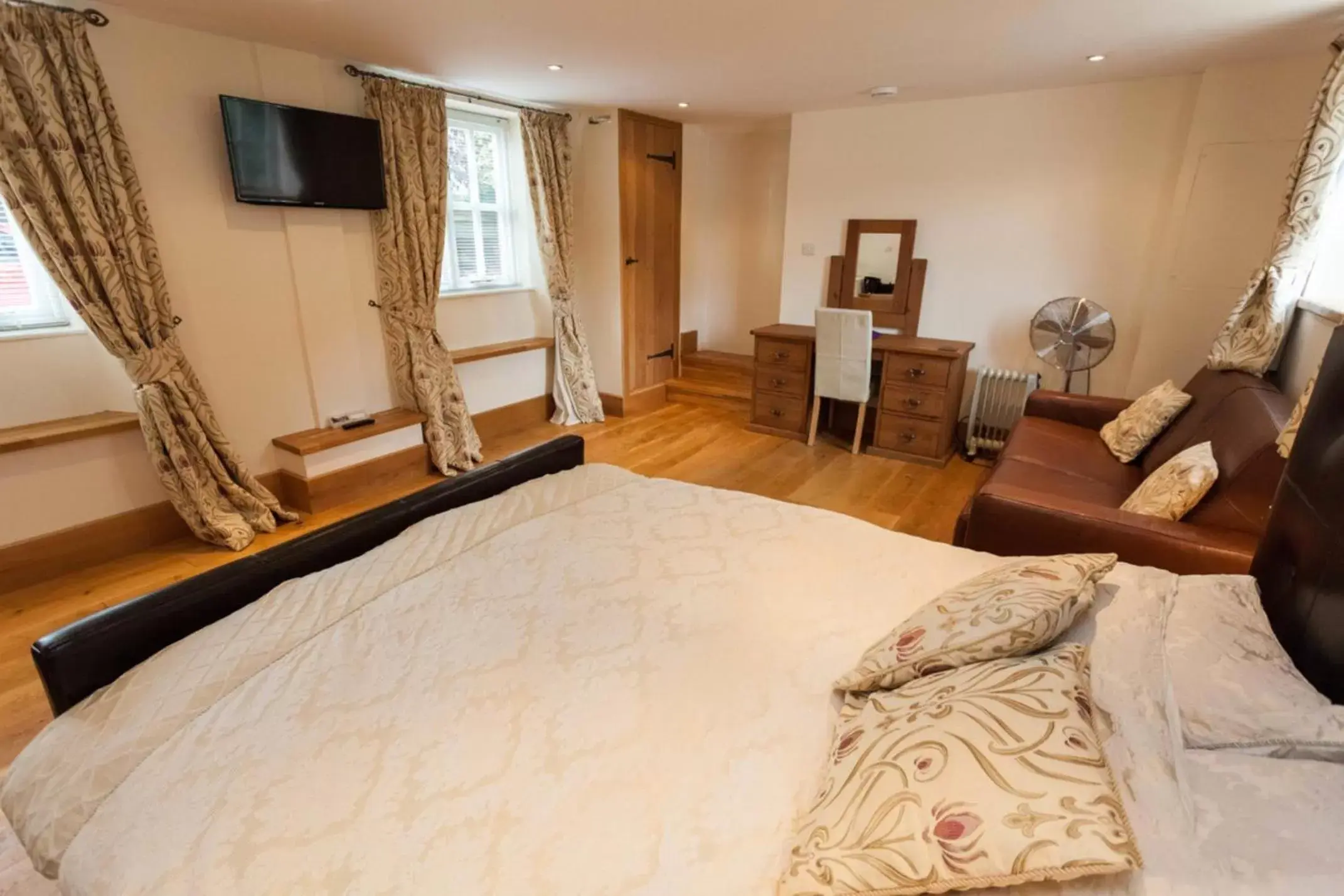 Bedroom, Seating Area in Hanger Down House Bed and Breakfast