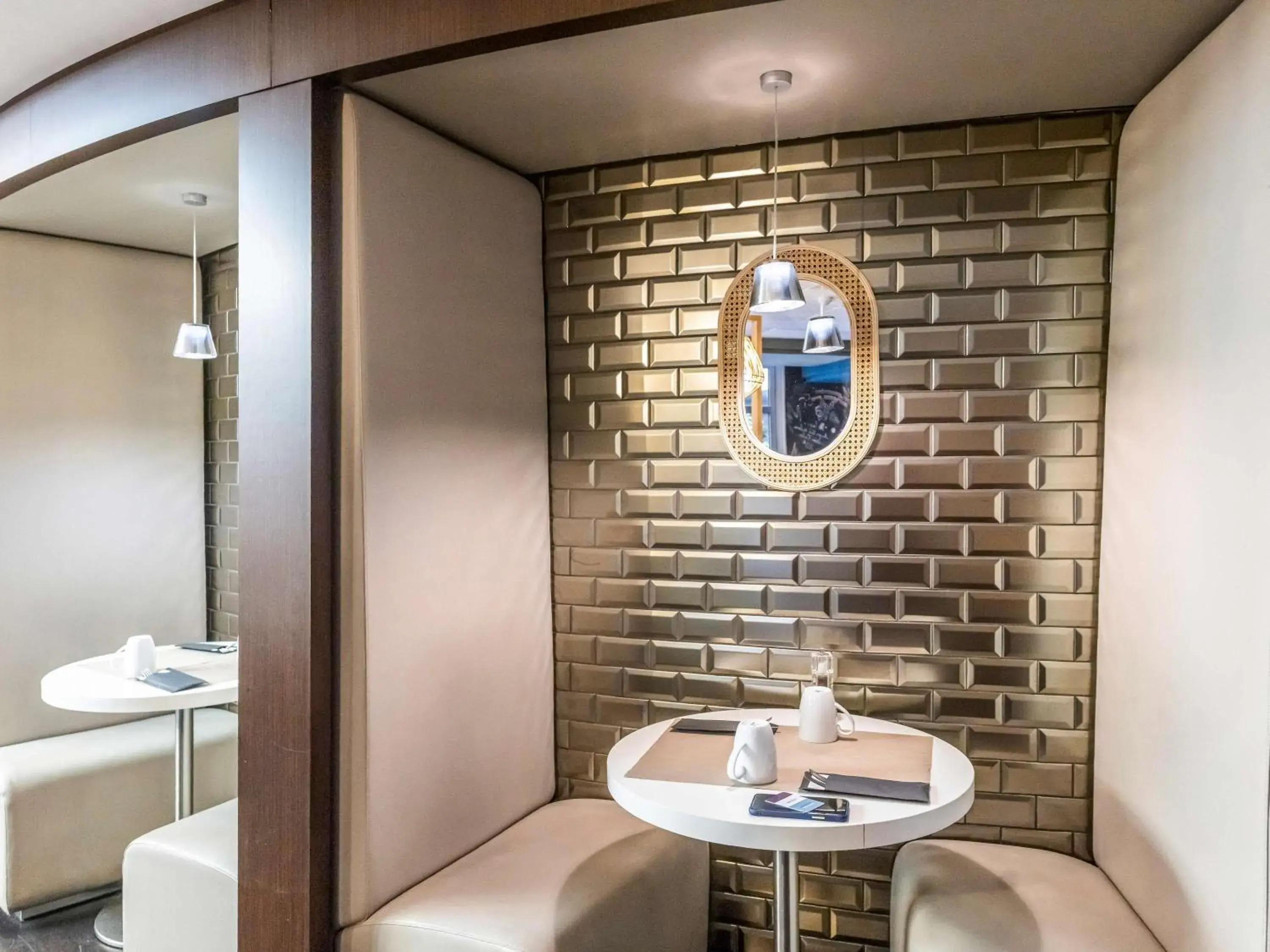 Restaurant/places to eat, Bathroom in Mercure Paris Massy Gare TGV