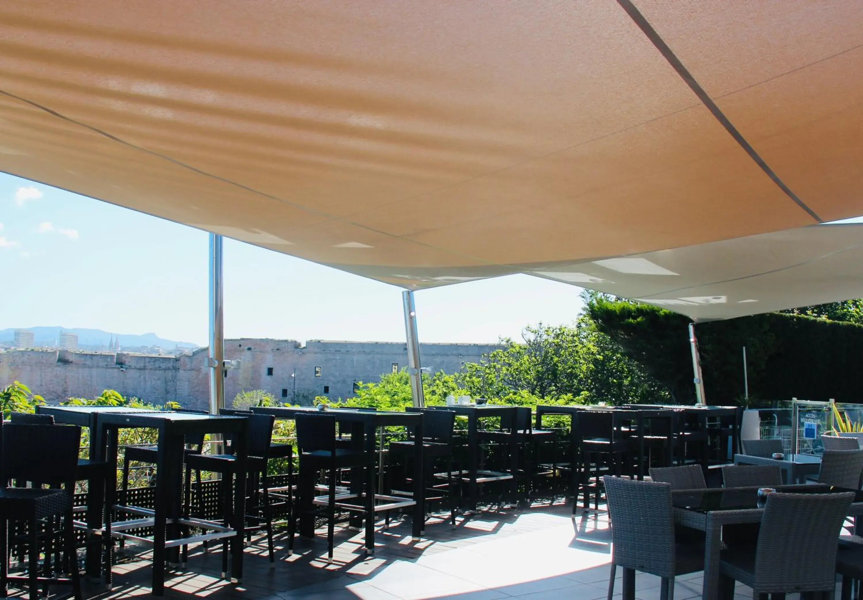 Patio, Restaurant/Places to Eat in Novotel Marseille Vieux Port