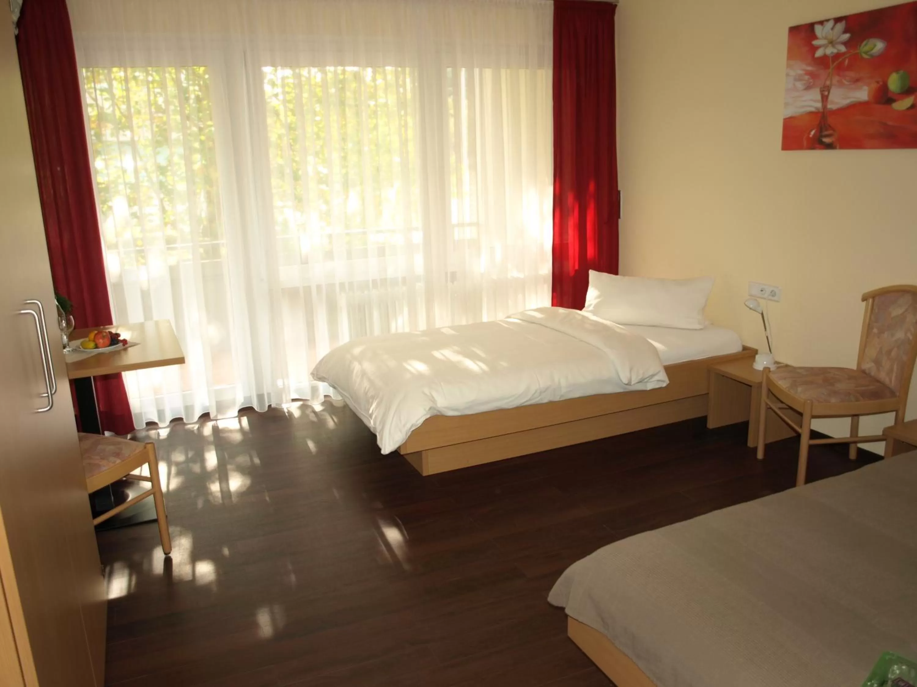 Photo of the whole room, Bed in Boardingroom