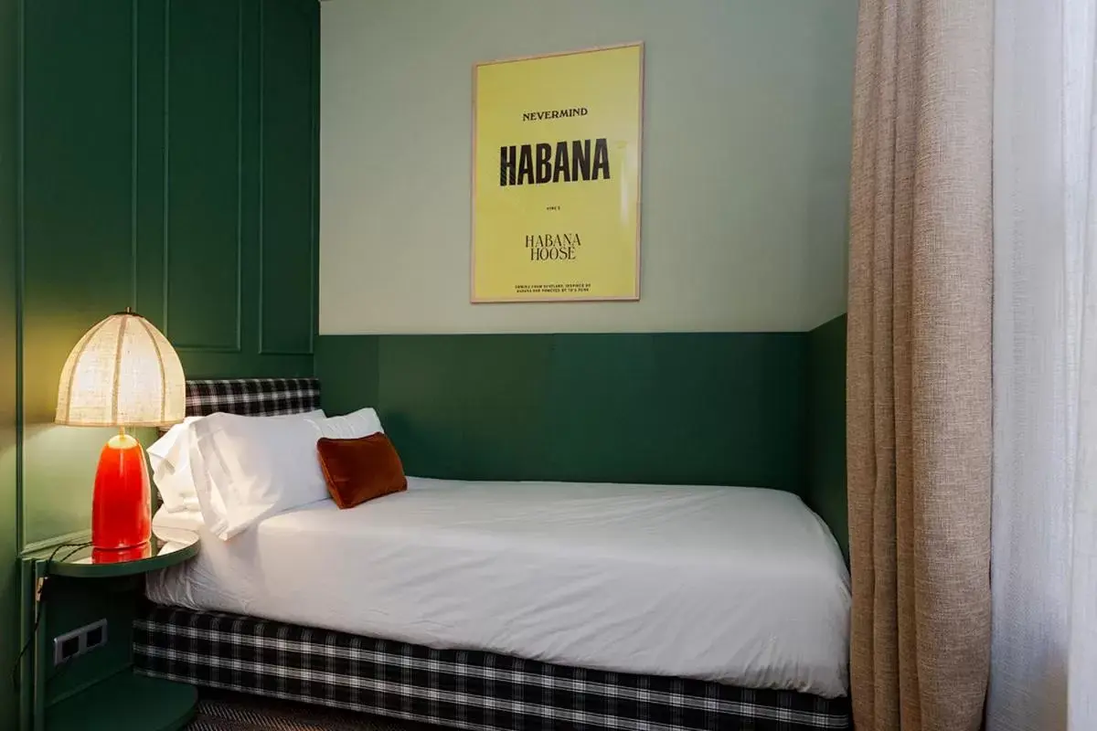 Photo of the whole room, Bed in chic&basic Habana Hoose