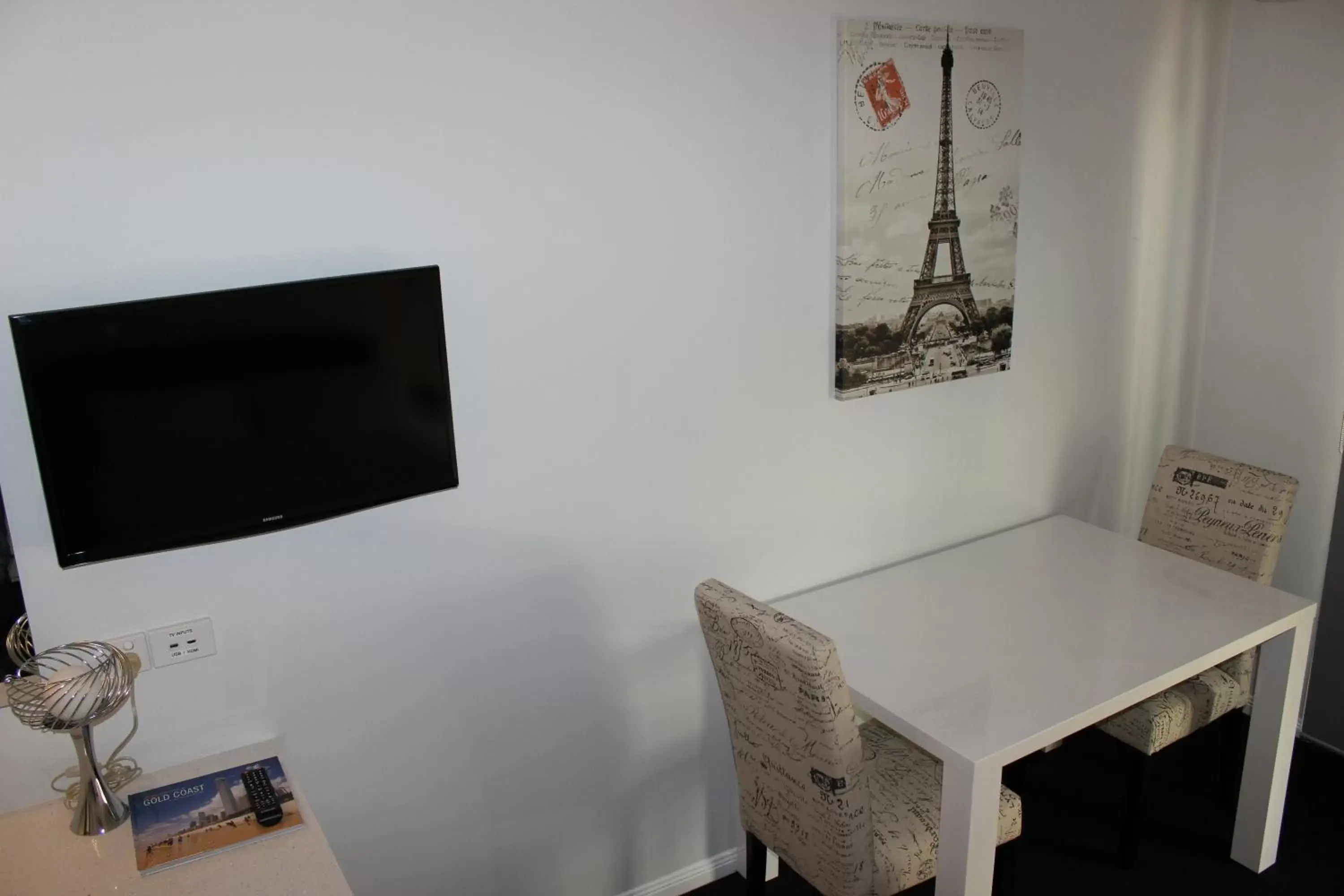 Seating area, TV/Entertainment Center in Springwood Motor Inn