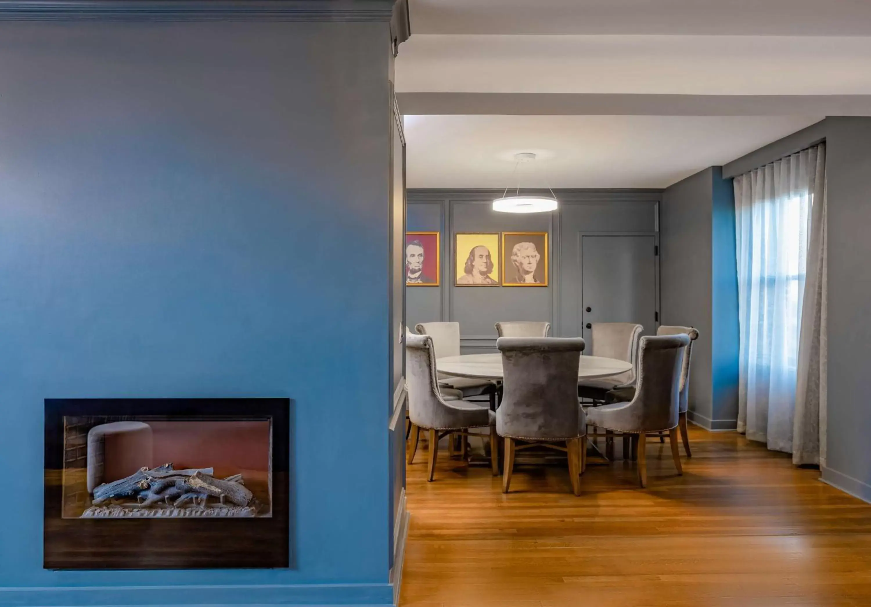 Living room, Dining Area in Hotel Fort Des Moines, Curio Collection By Hilton