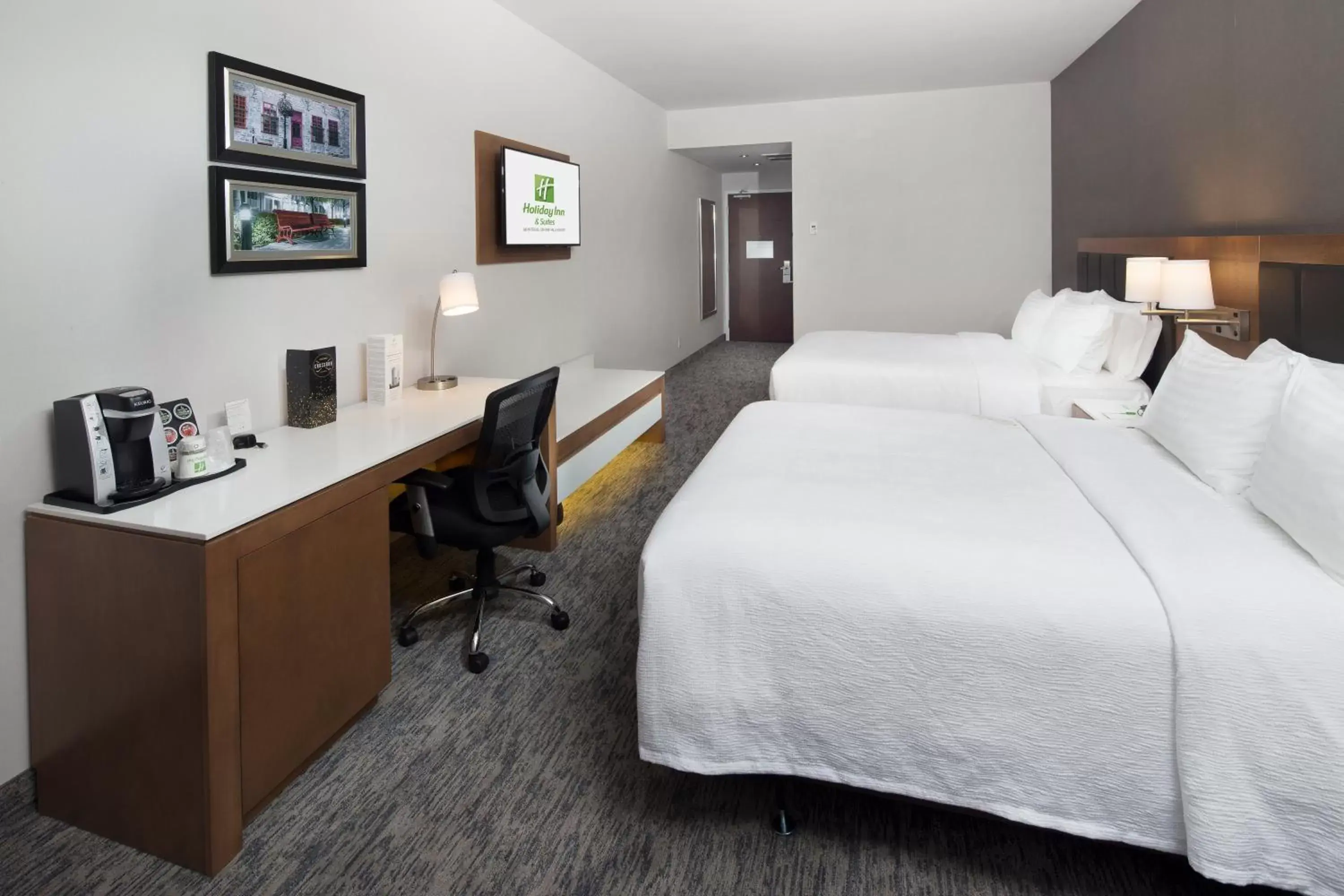 Bedroom in Holiday Inn Hotel & Suites - Montreal Centre-ville Ouest, an IHG Hotel