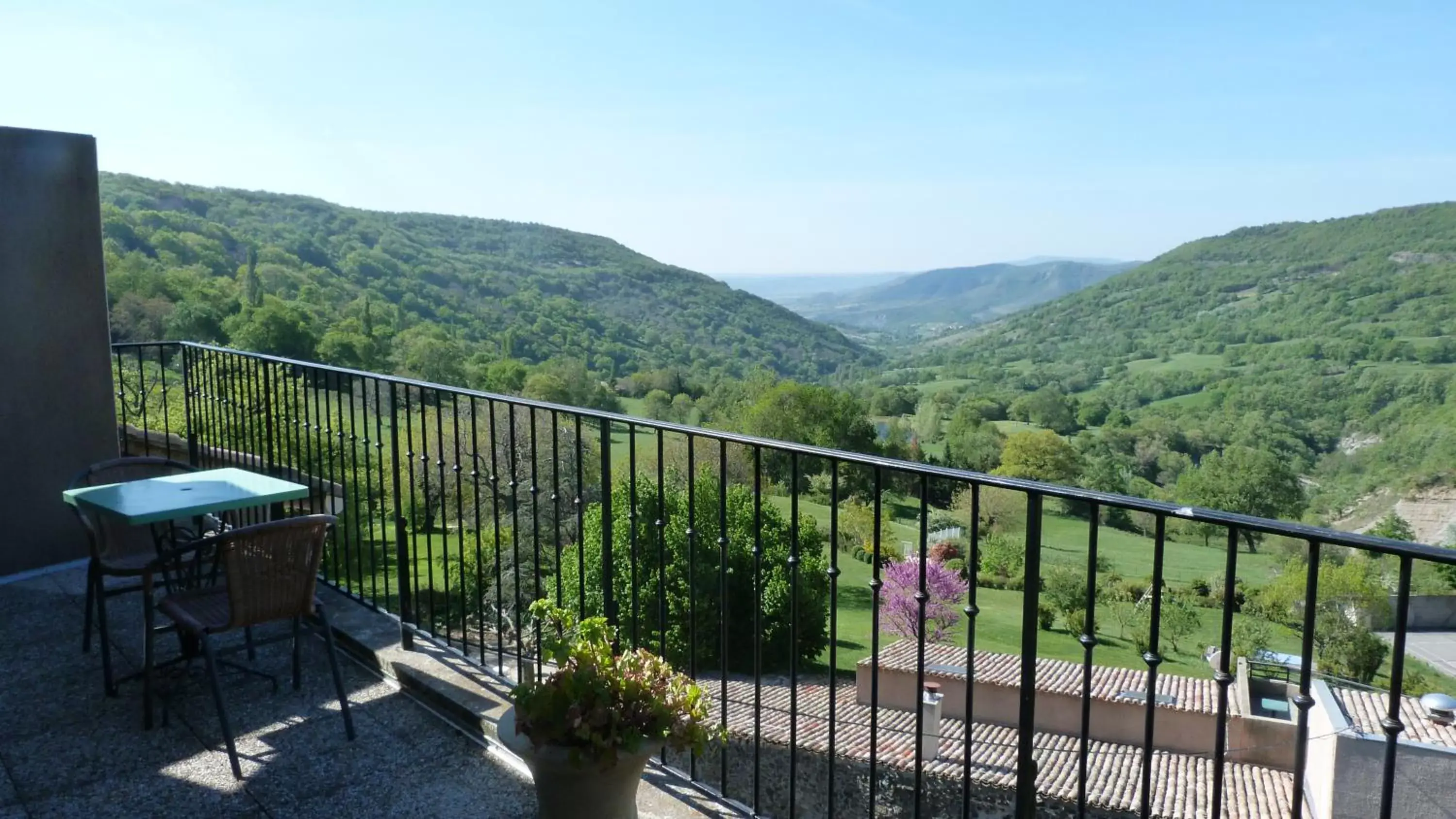 Balcony/Terrace, Mountain View in Logis Hôtel-restaurant La Mère Biquette