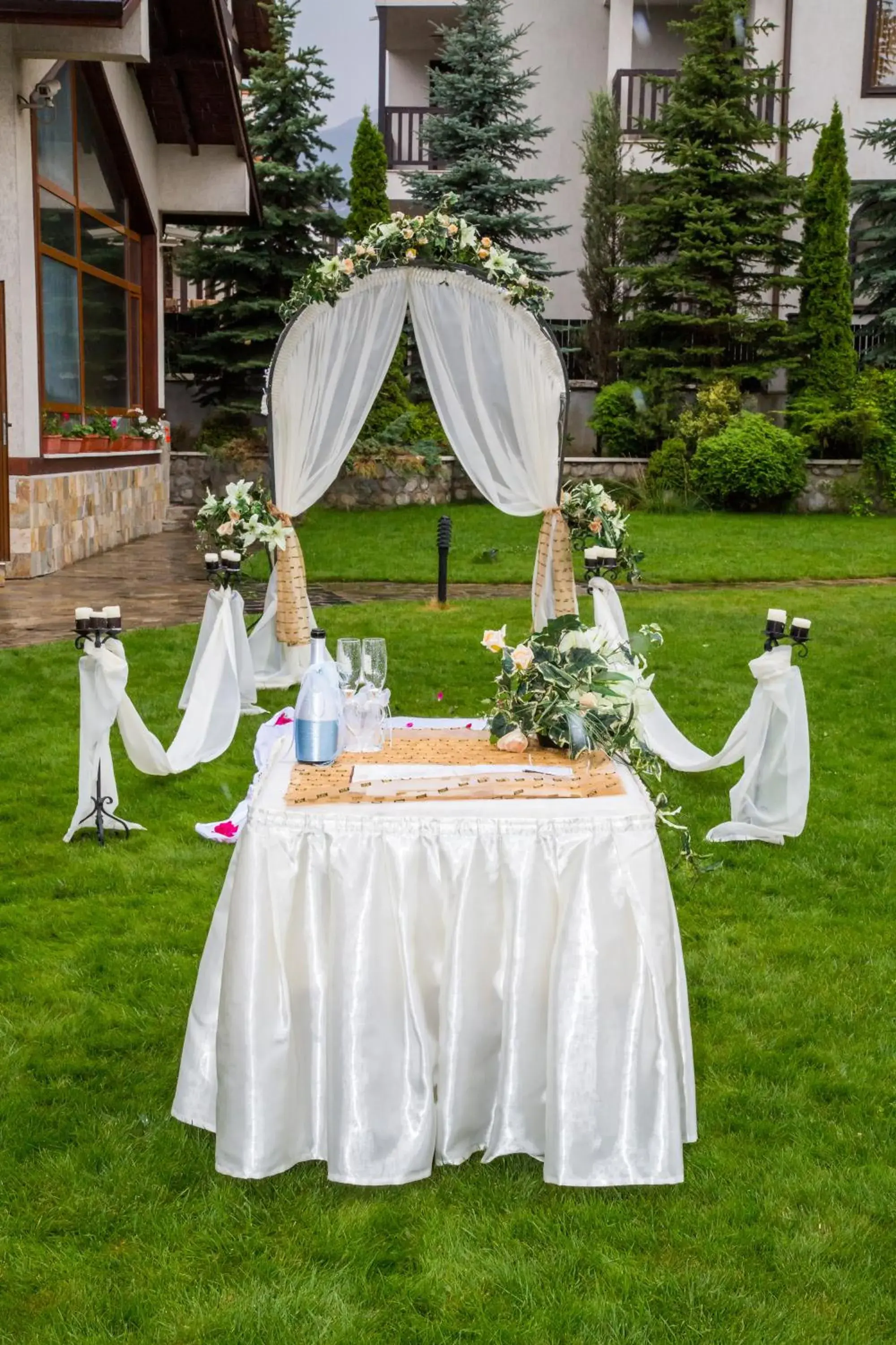 Garden, Banquet Facilities in Evelina Palace Hotel