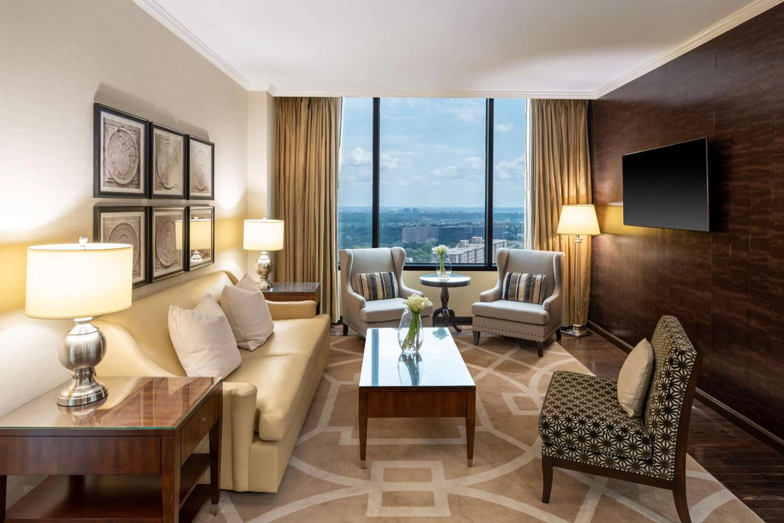 Living room in Hilton Alexandria Mark Center