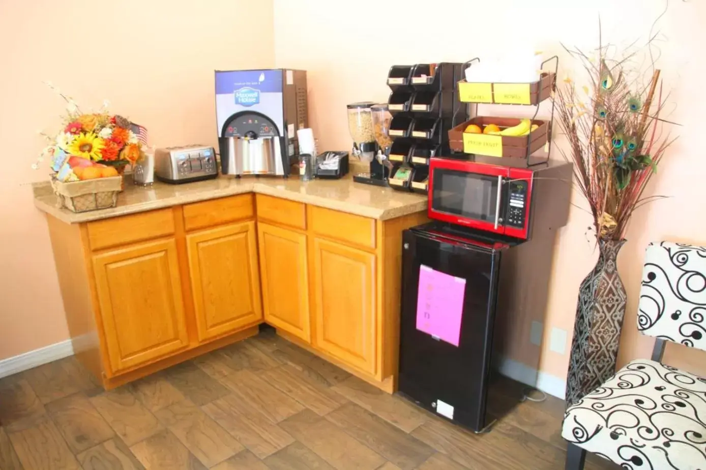 minibar, Kitchen/Kitchenette in Blue Ridge Inn