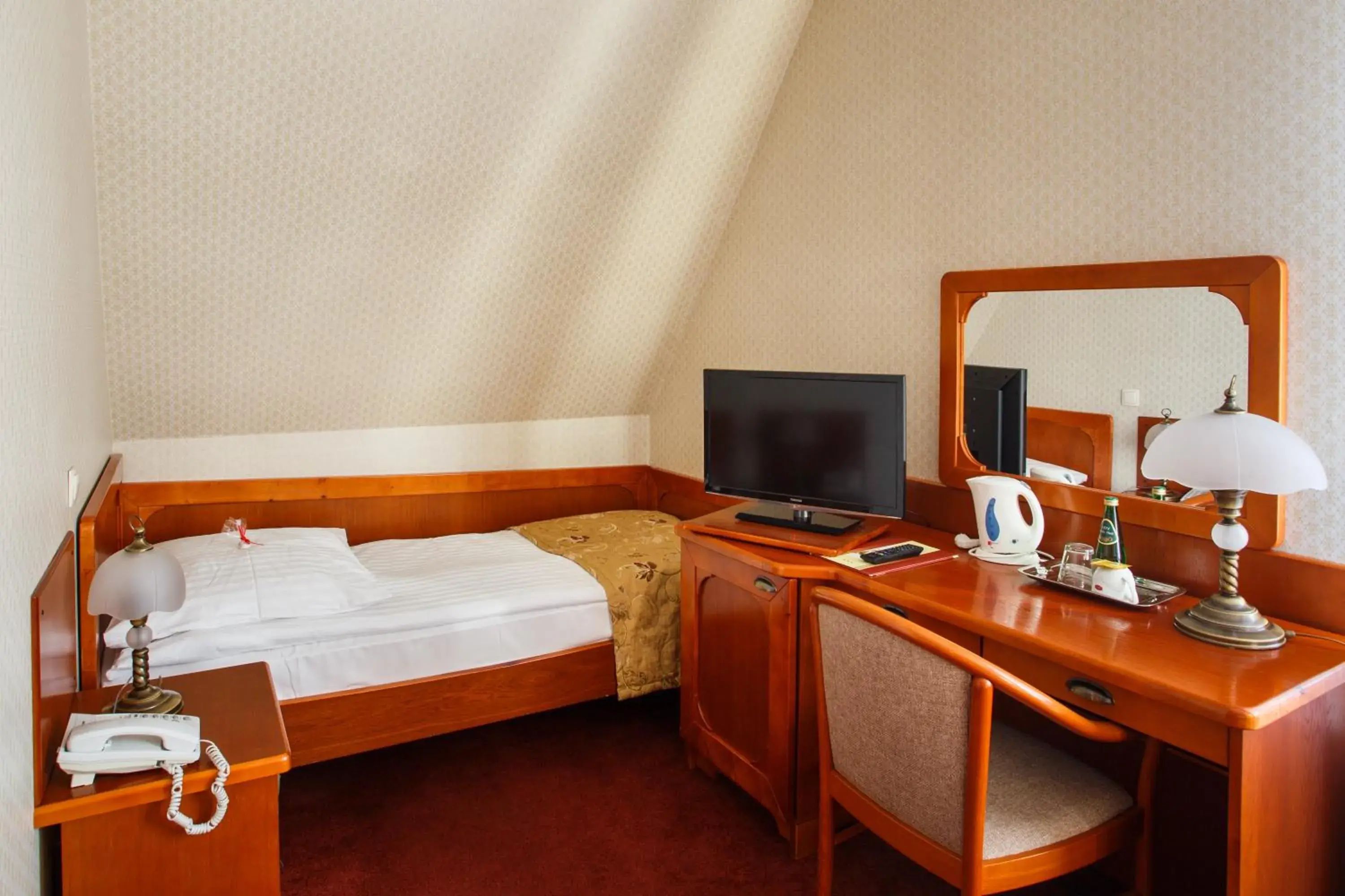 Photo of the whole room, Bed in Gotyk