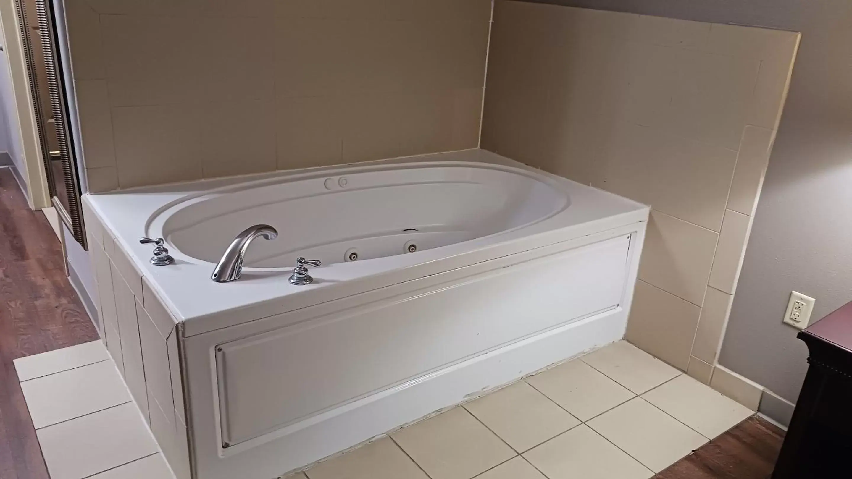 Spa and wellness centre/facilities, Bathroom in Red Roof Inn & Suites Midland