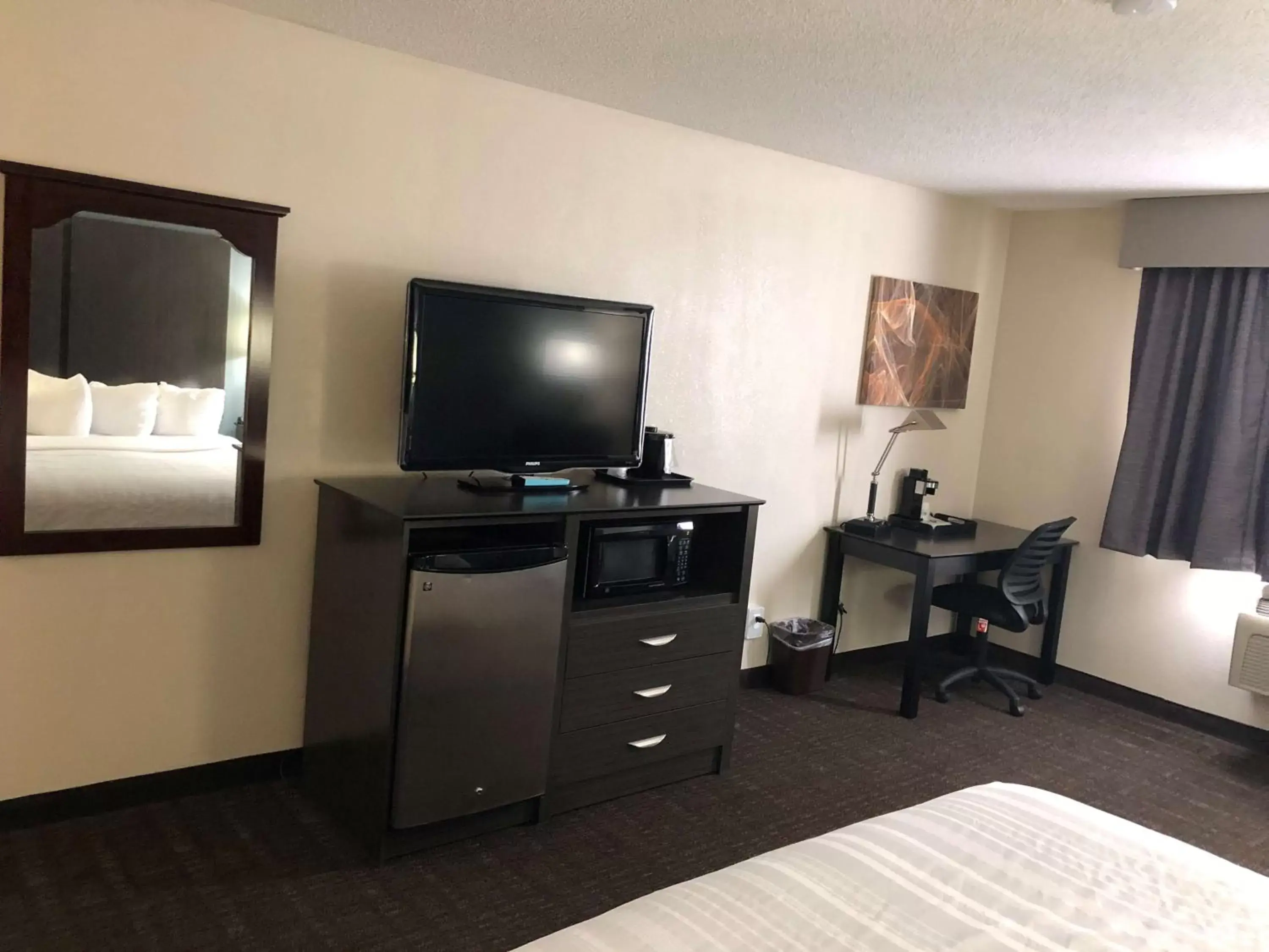 Photo of the whole room, TV/Entertainment Center in Best Western Chester Hotel