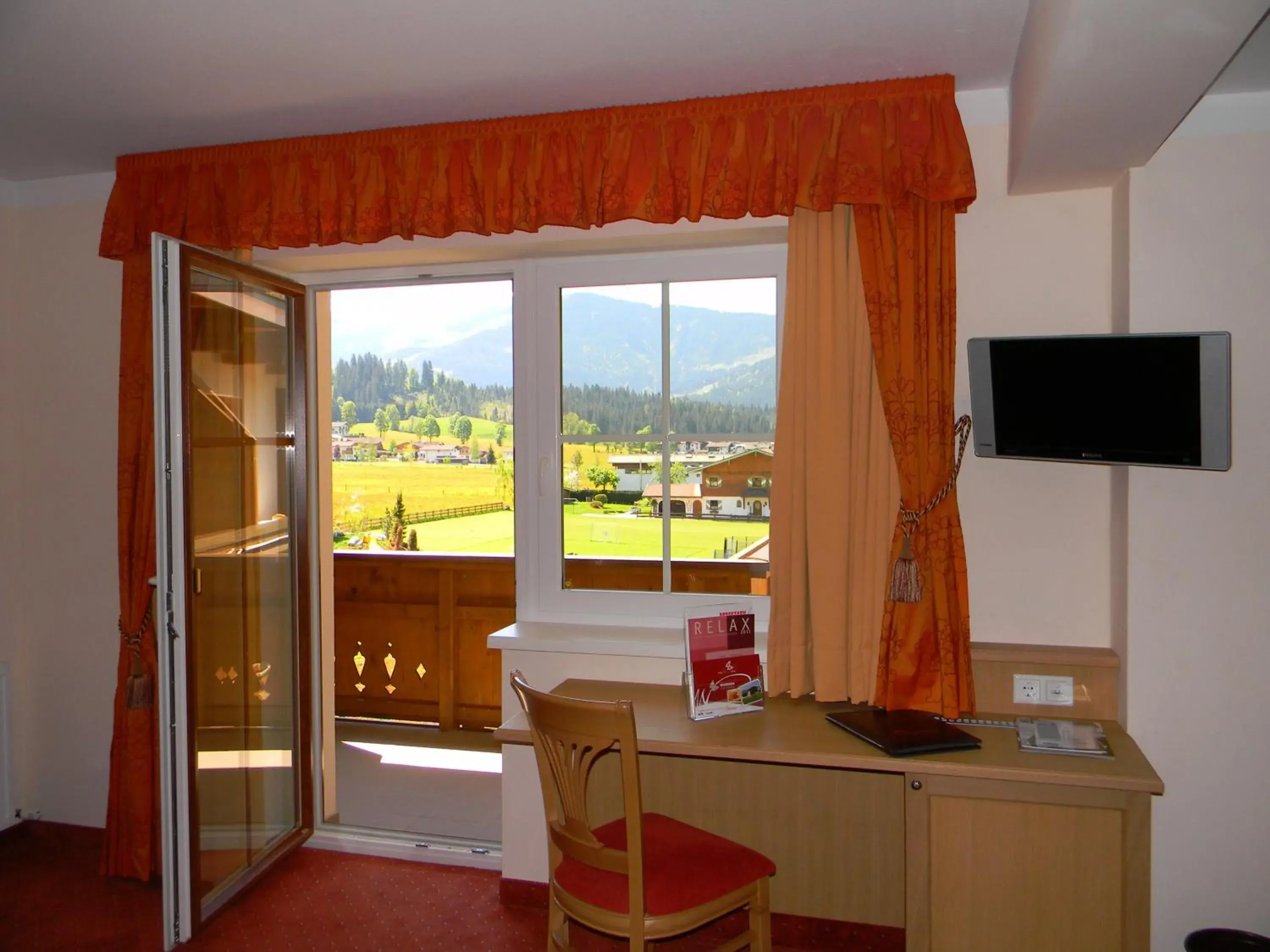 View (from property/room), TV/Entertainment Center in Landhotel Schermer