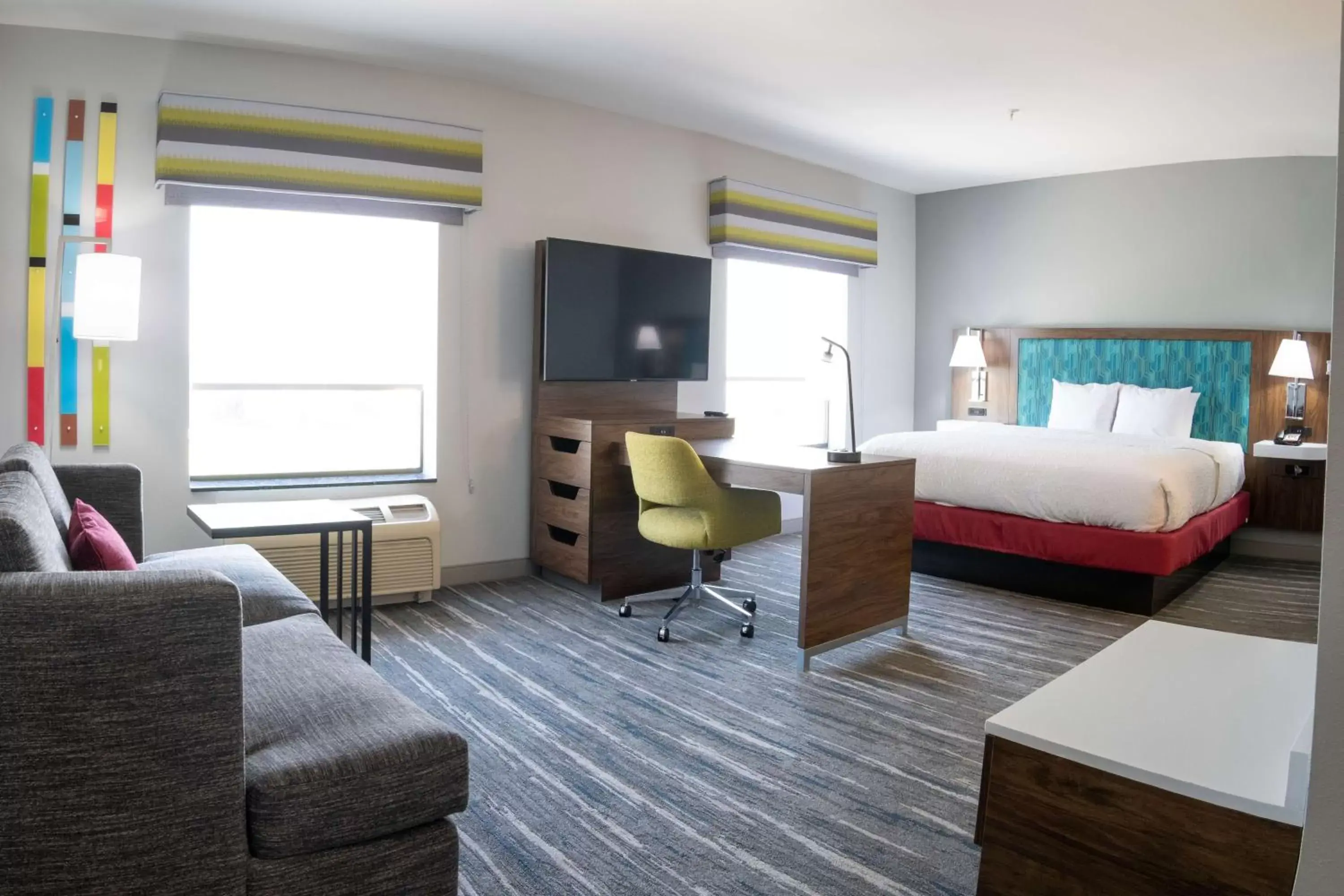 Bed, Seating Area in Hampton Inn and Suites Dallas/Lewisville-Vista Ridge Mall