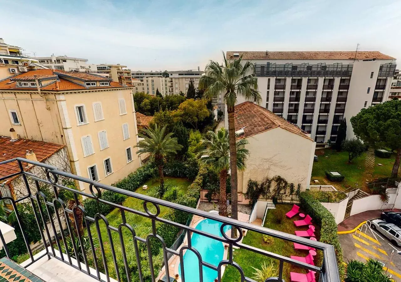 Balcony/Terrace, Pool View in Sun Riviera Hotel