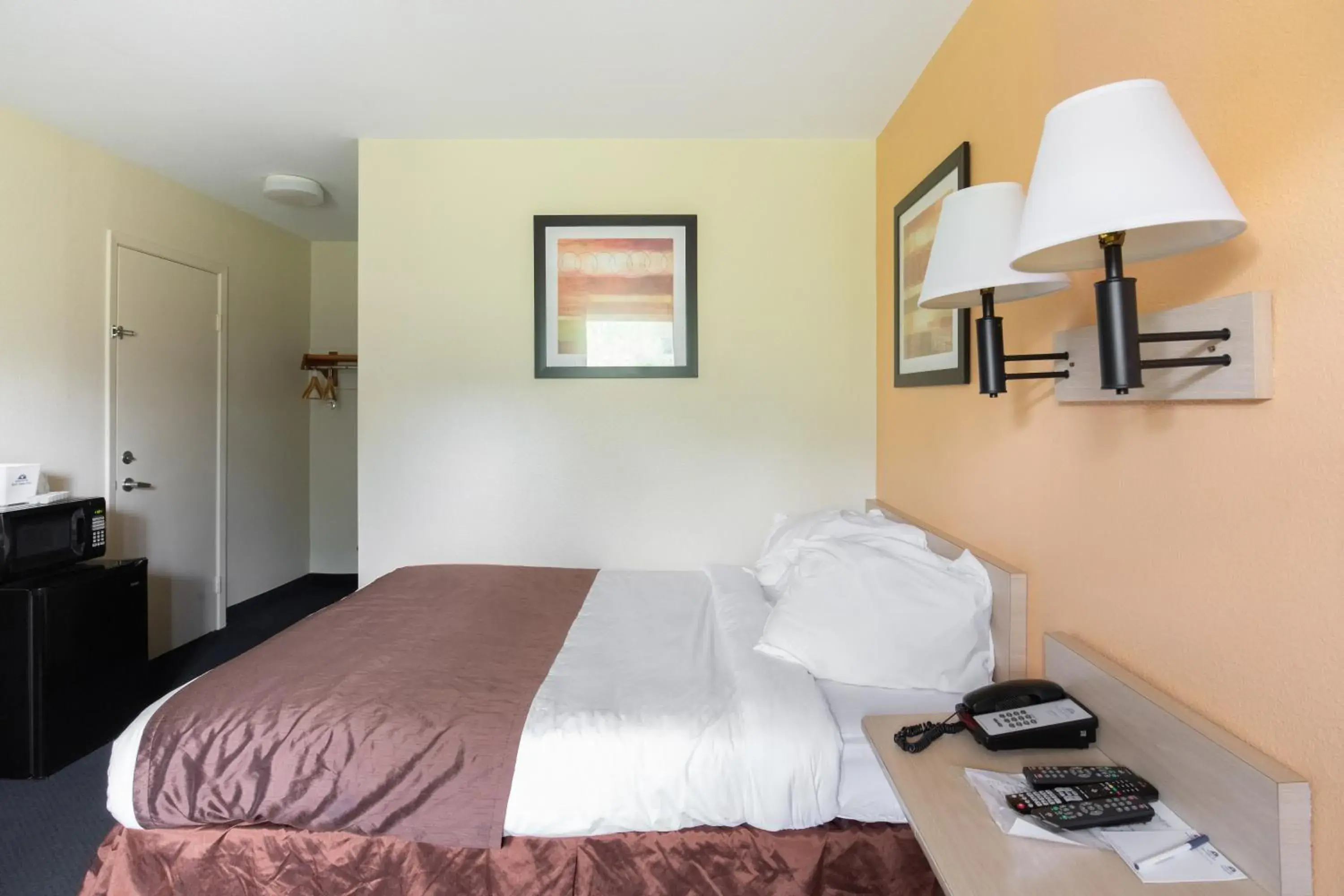 Bedroom, Bed in Days Inn by Wyndham New Philadelphia