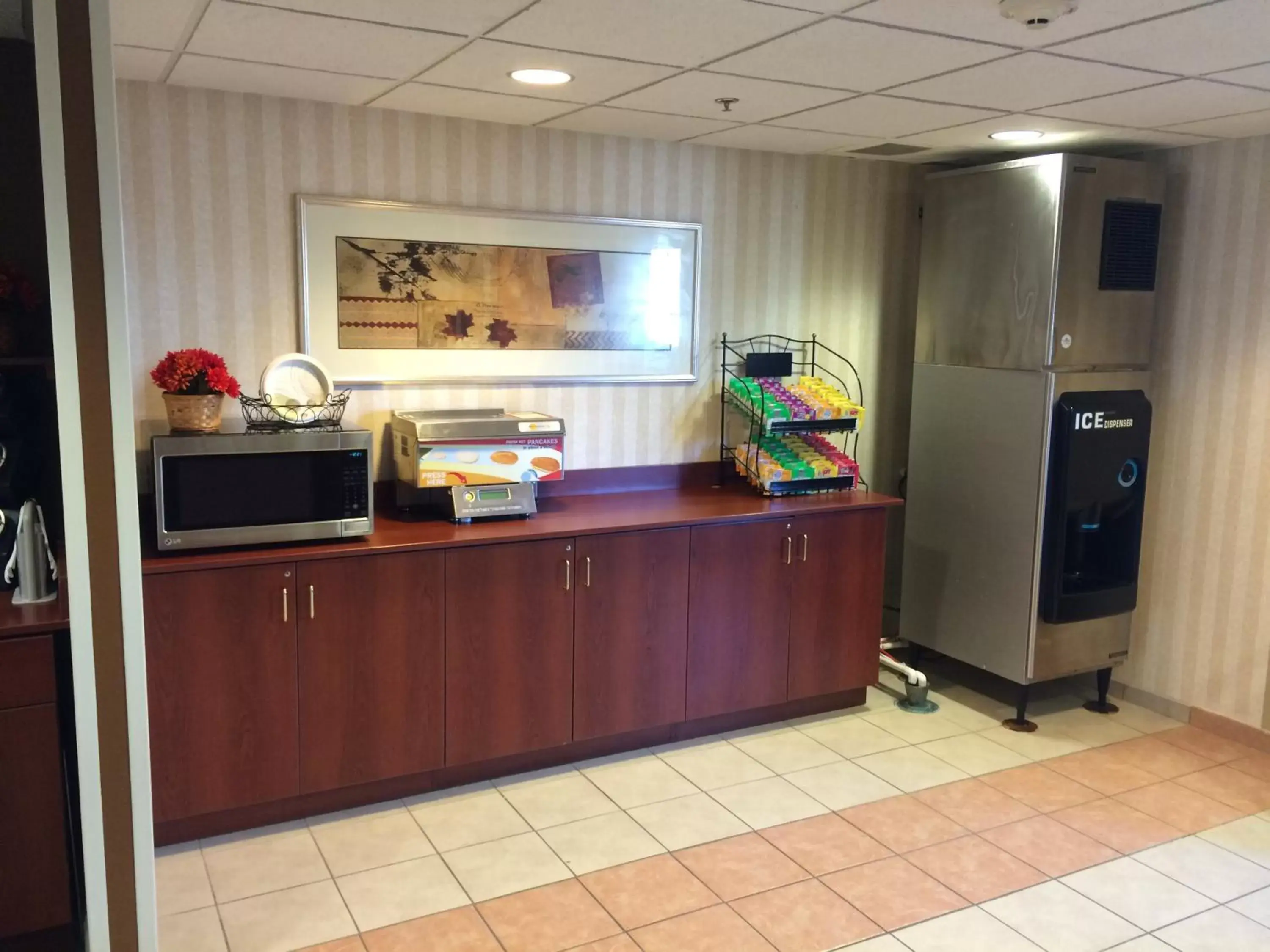 Kitchen or kitchenette, Lobby/Reception in Microtel Inn & Suites Dover by Wyndham