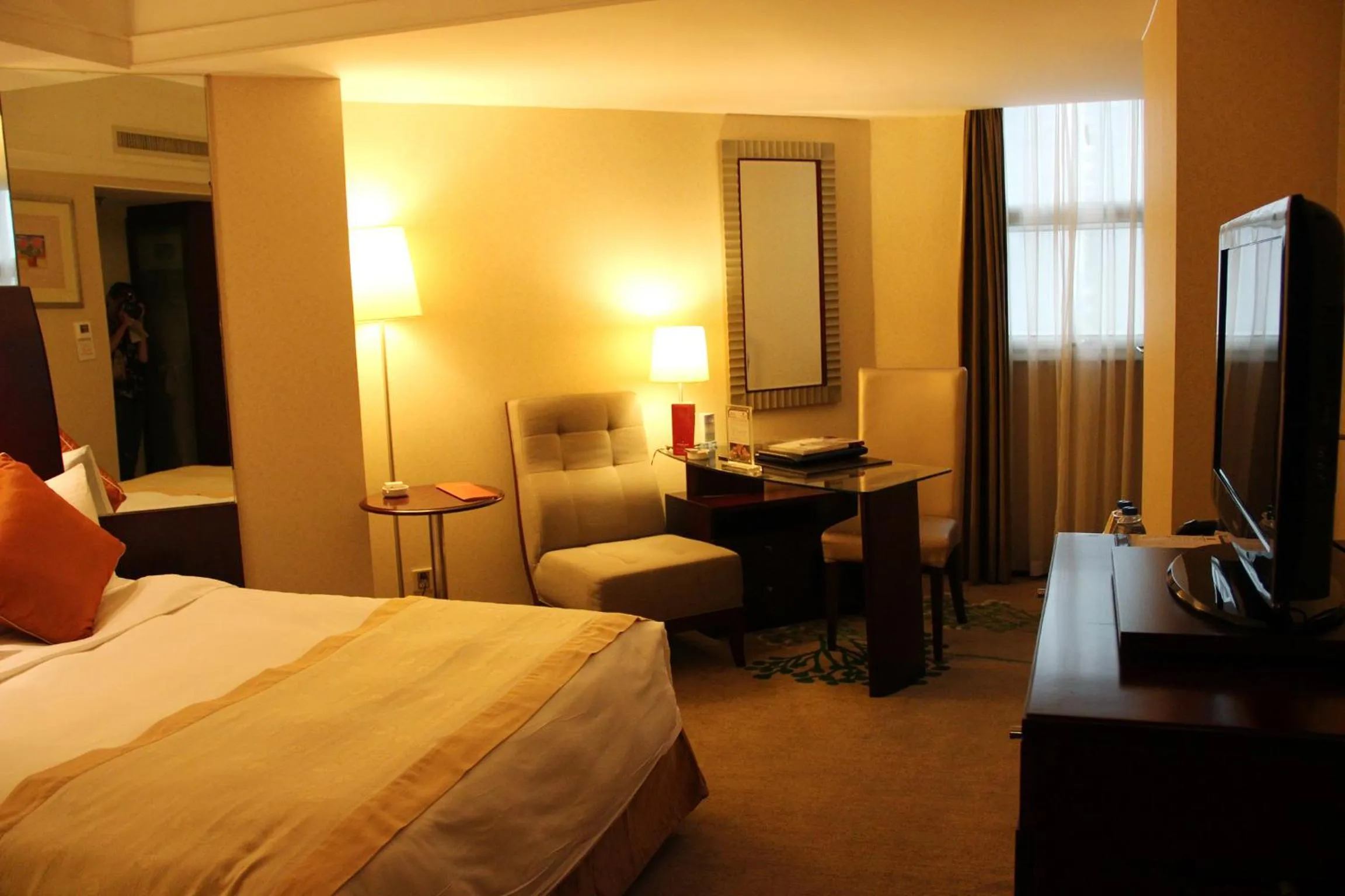 Photo of the whole room, Bed in Merry Hotel Shanghai (Former Rendezvous Merry Hotel Shanghai)