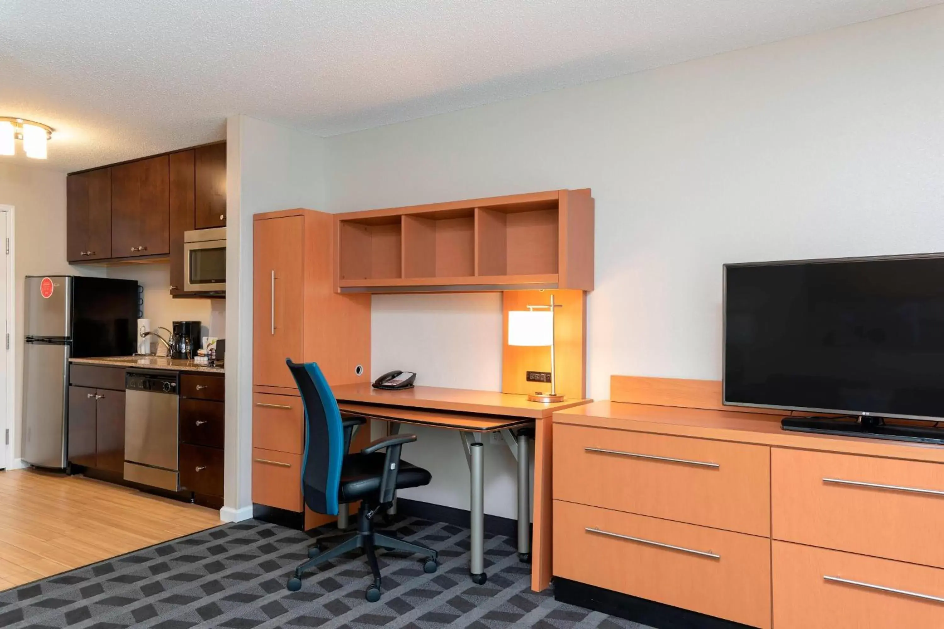 Bedroom, Kitchen/Kitchenette in TownePlace Suites Fort Wayne North