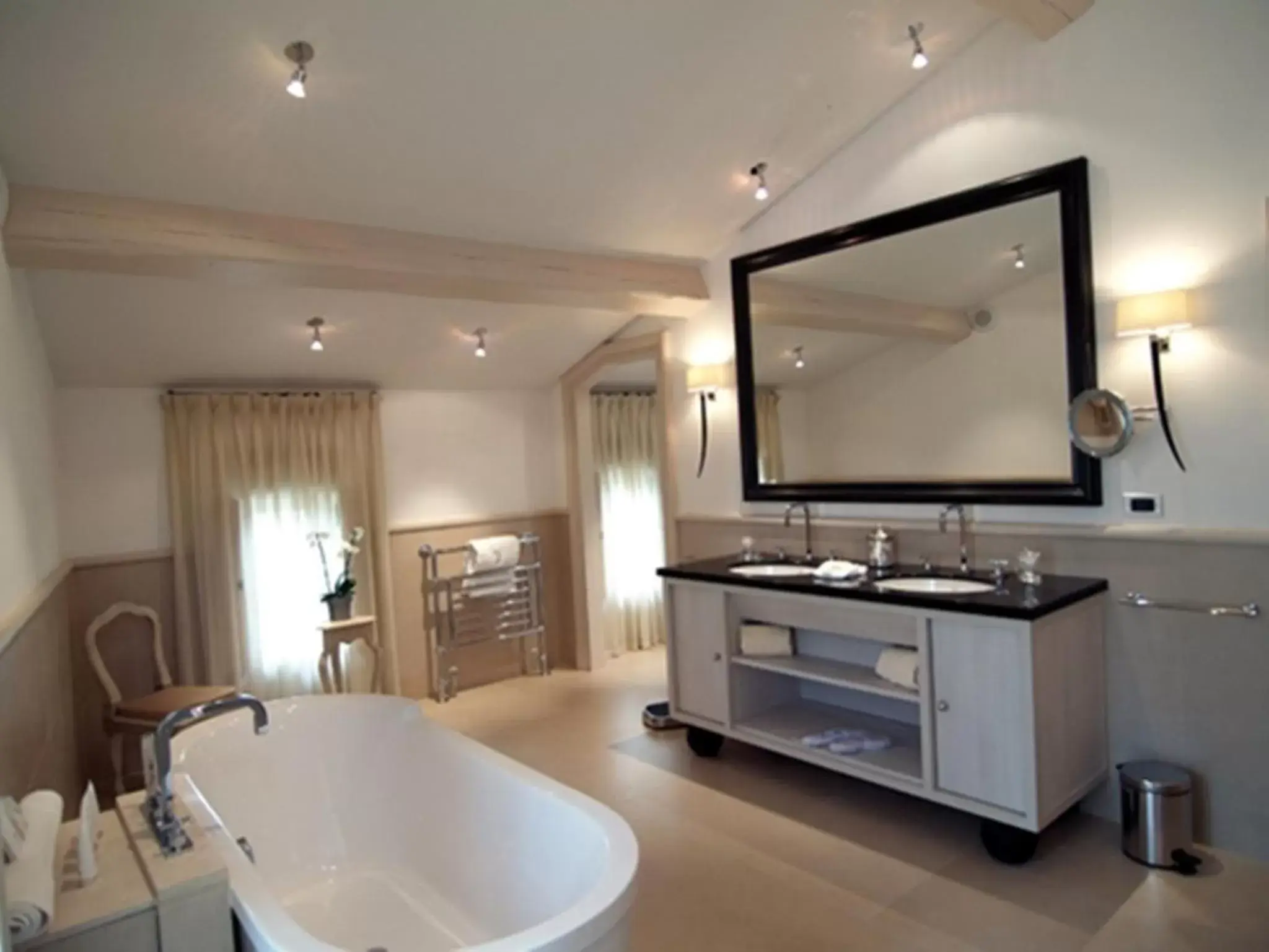 Bathroom in Hôtel de Pavie