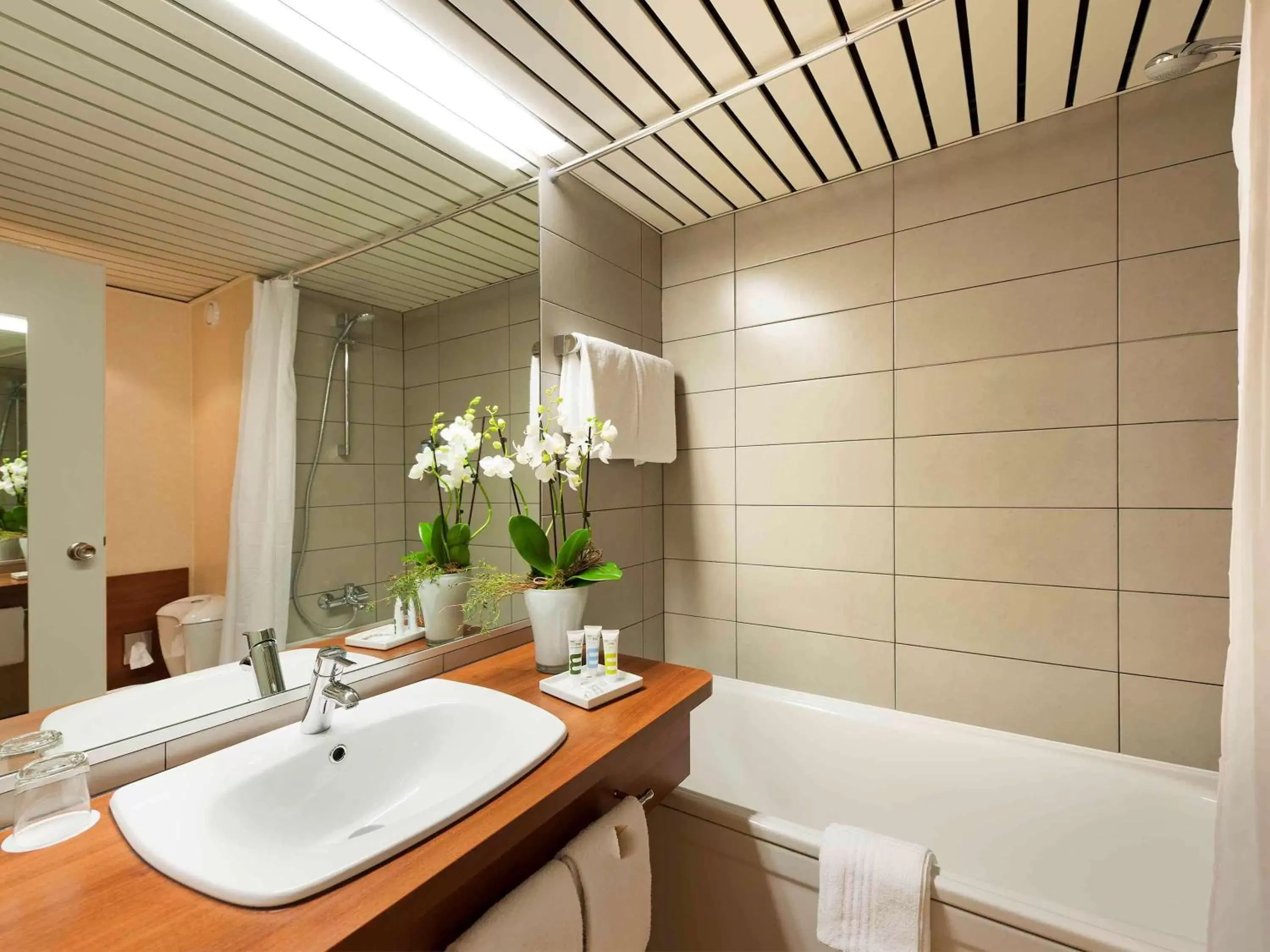 Photo of the whole room, Bathroom in Mercure Hotel Hamburg am Volkspark