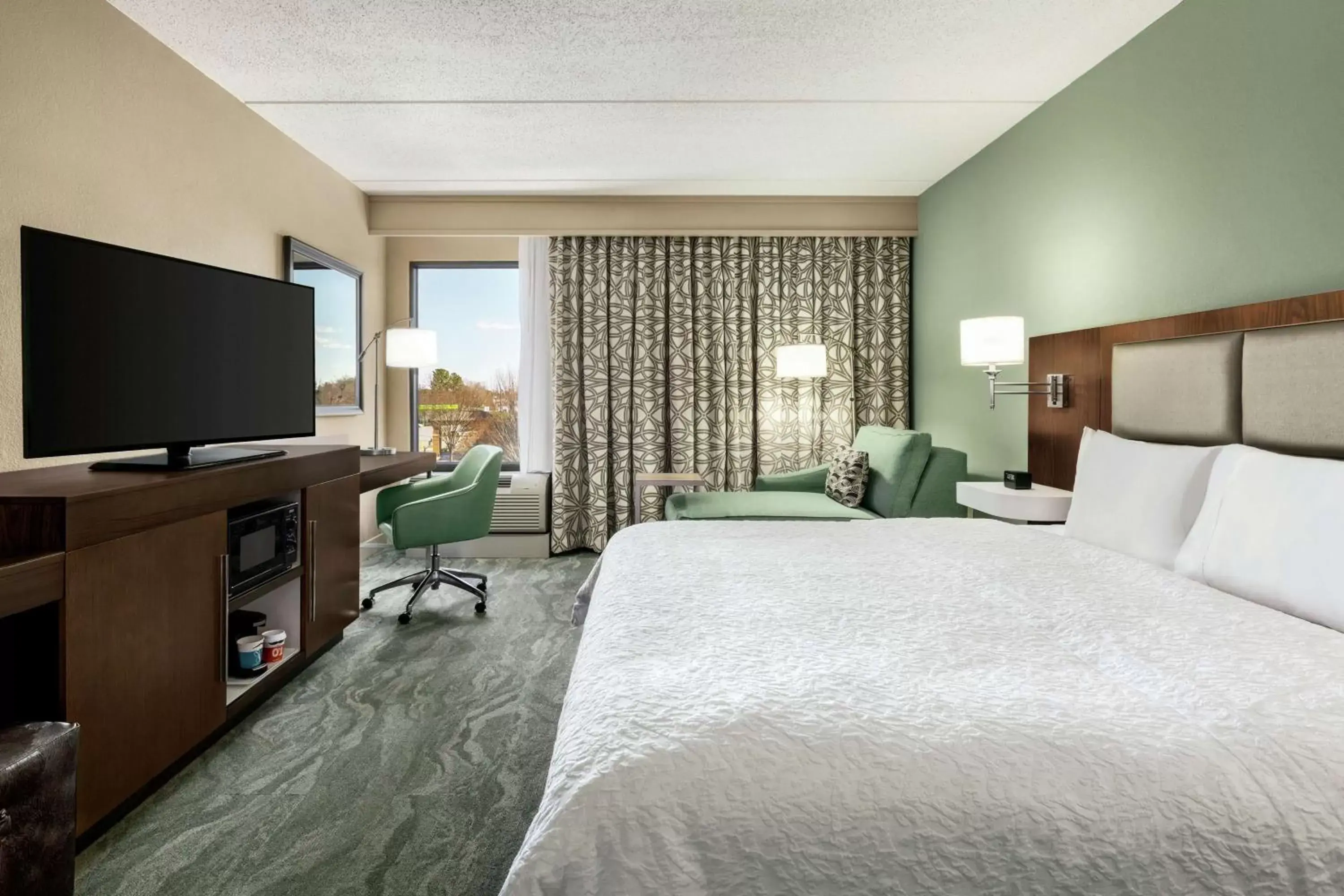 Bedroom, TV/Entertainment Center in Hampton Inn Richmond/Ashland