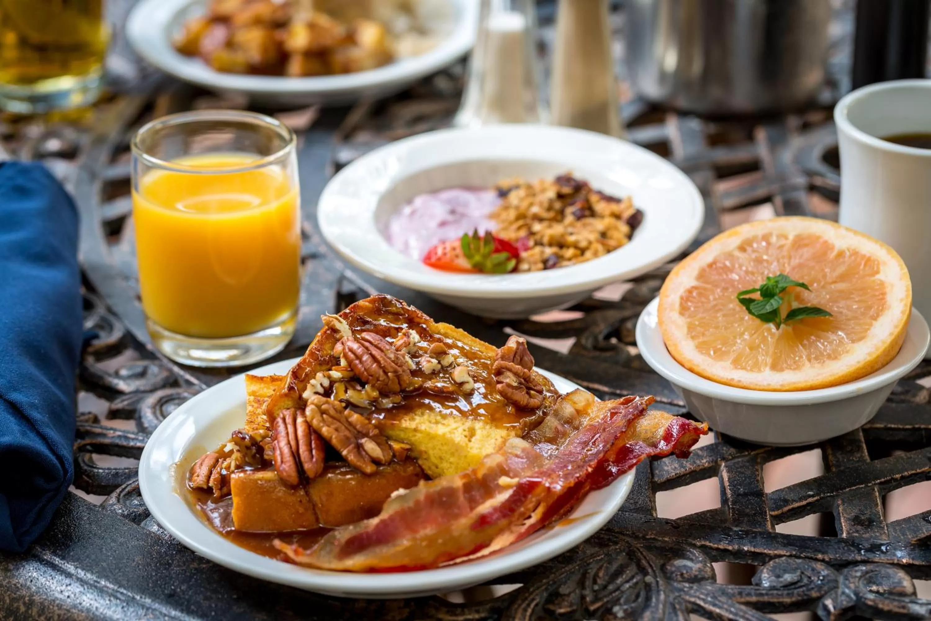 Breakfast in Eliza Thompson House, Historic Inns of Savannah Collection