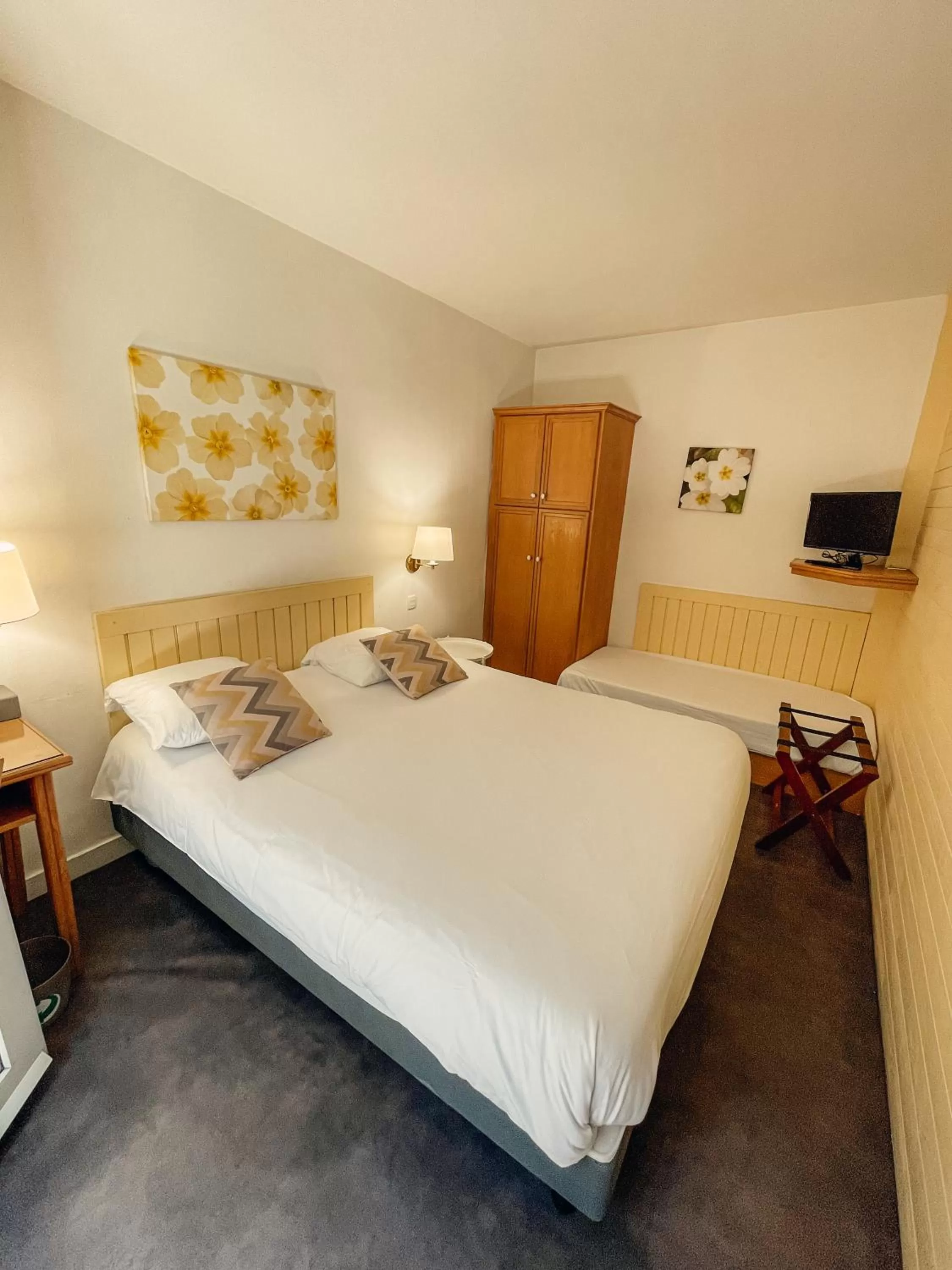 Photo of the whole room, Bed in Garden Hotel Rennes Centre Gare