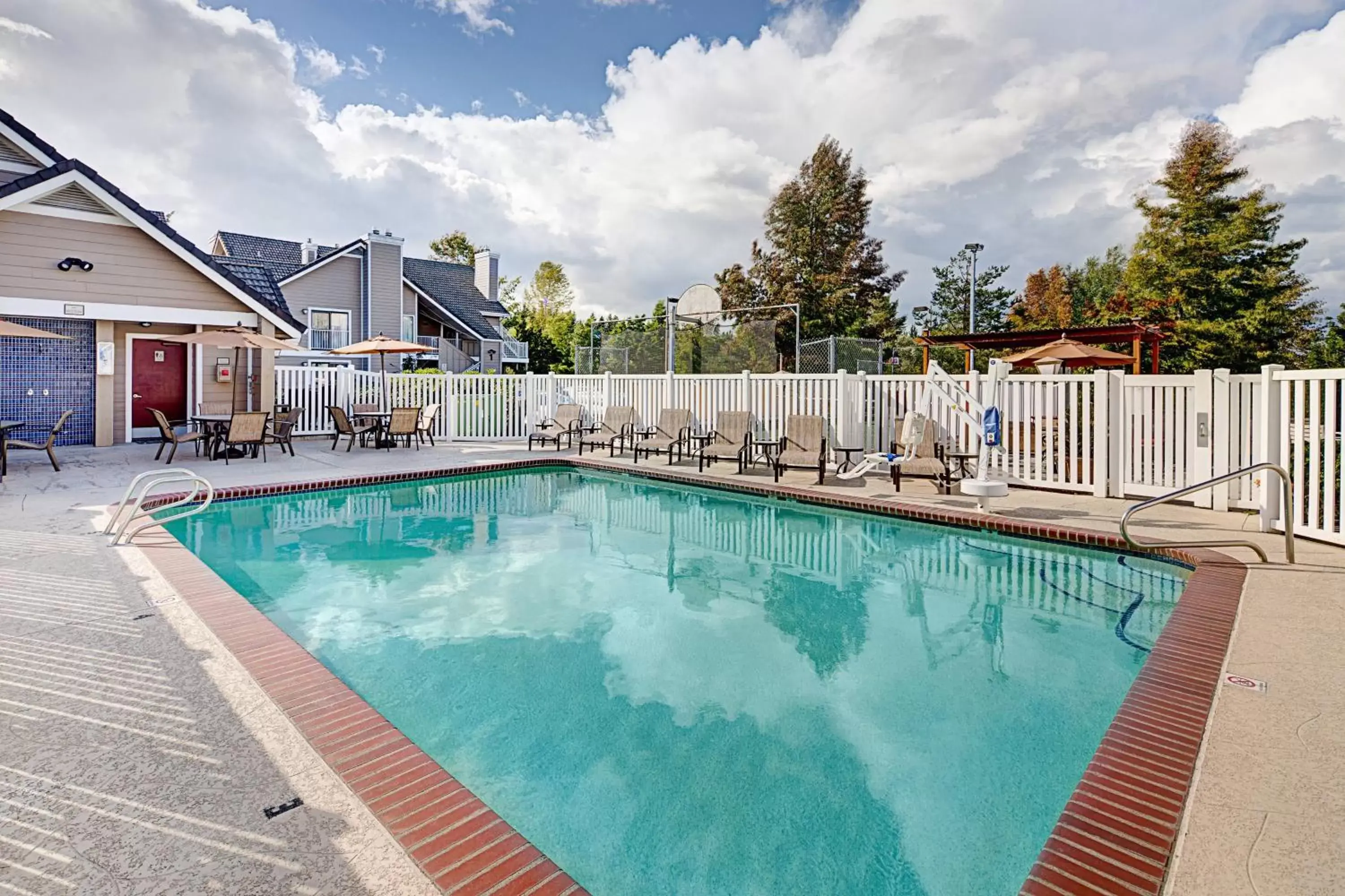 Swimming Pool in Residence Inn Seattle North/Lynnwood Everett